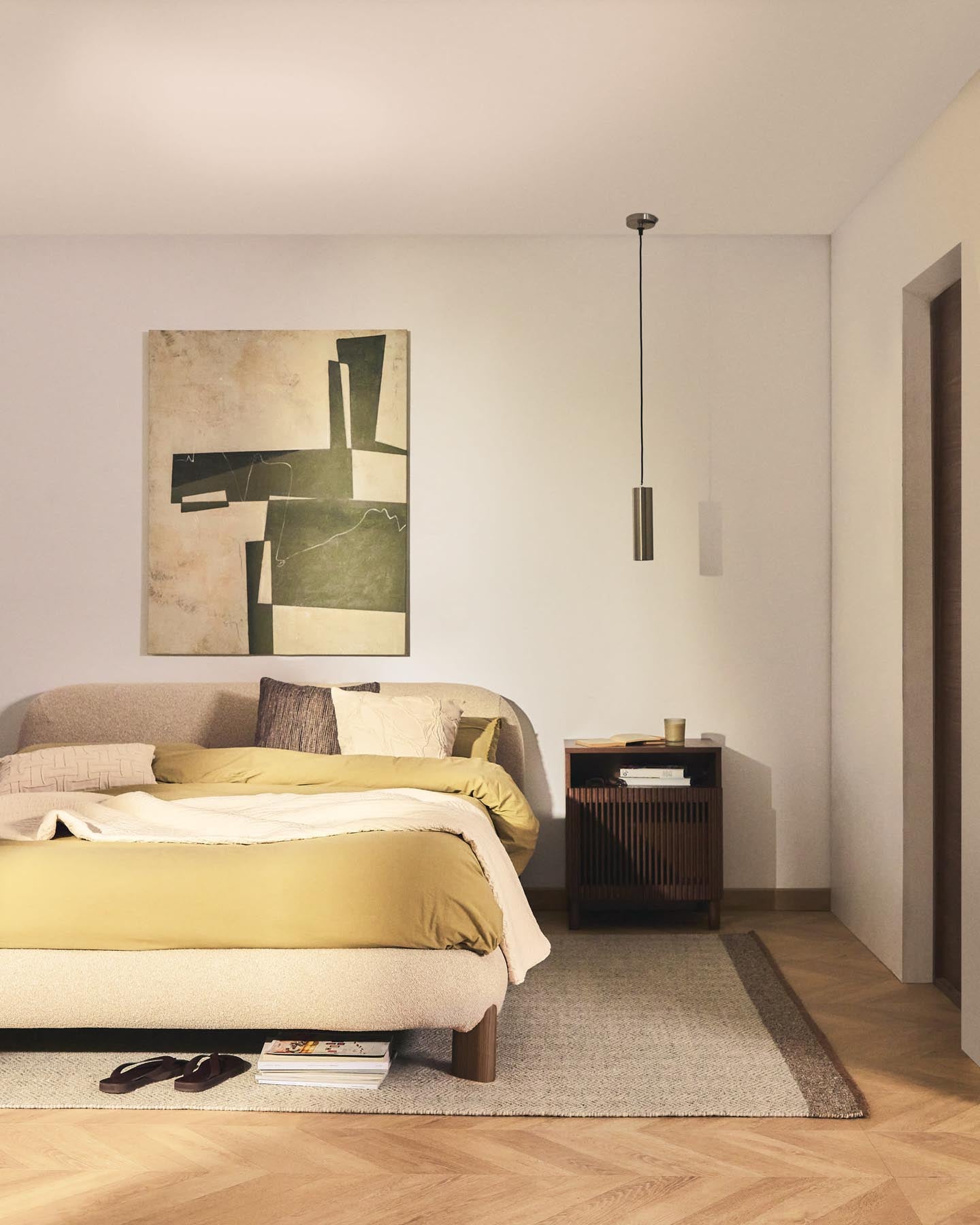 Elegantes Bett Odina in sanftem ecru Bouclé, ausgestattet mit abnehmbarem Bezug und stabilen Eschenbeinen für zeitgemäßen Komfort.