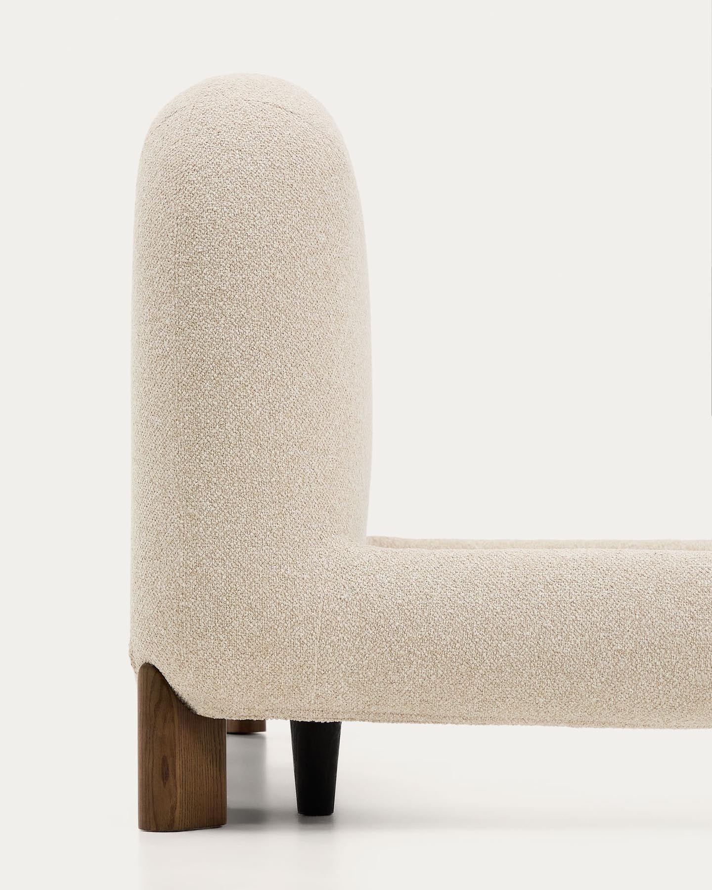 Elegantes Bett Odina in Ecru-Bouclé mit abnehmbarem Bezug und robusten Eschenbeinen, ideal für modernes Wohndesign.