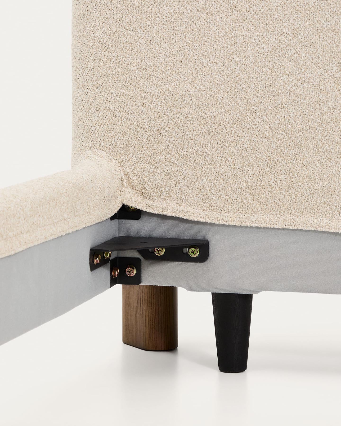 Elegantes Bett Odina in sanftem Ecru, ausgestattet mit einem abnehmbaren Bouclébezug und robusten Eschenbeinen für zeitgemäße Wohnräume.