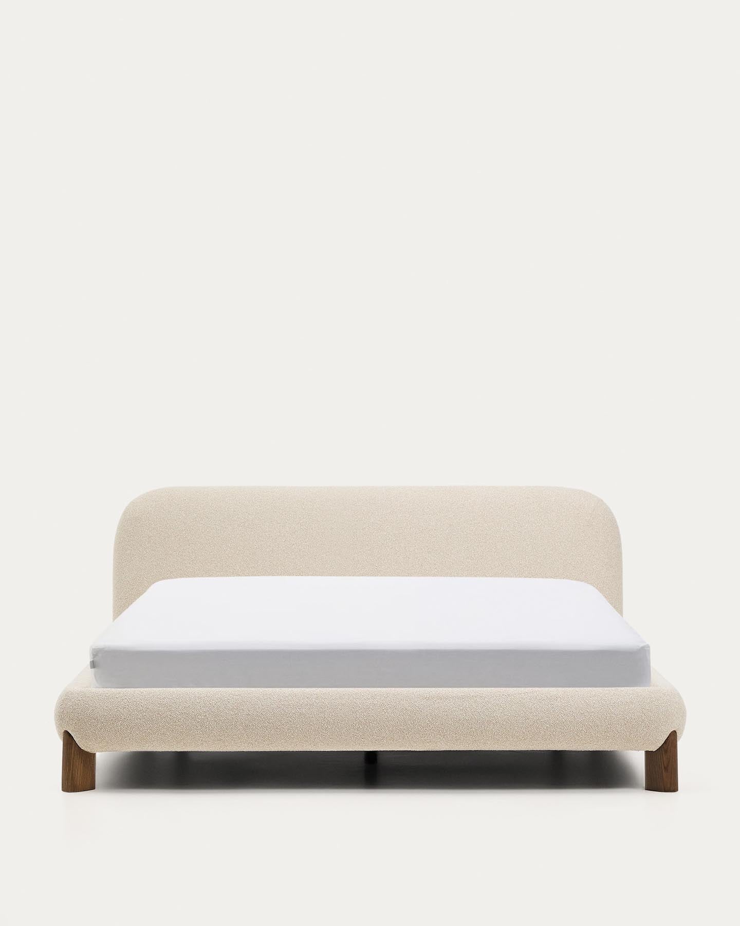 Elegantes Bett Odina in ecru Bouclé mit abnehmbarem Bezug und stabilen Eschenbeinen, ideal für ein zeitgemäßes Wohnambiente.