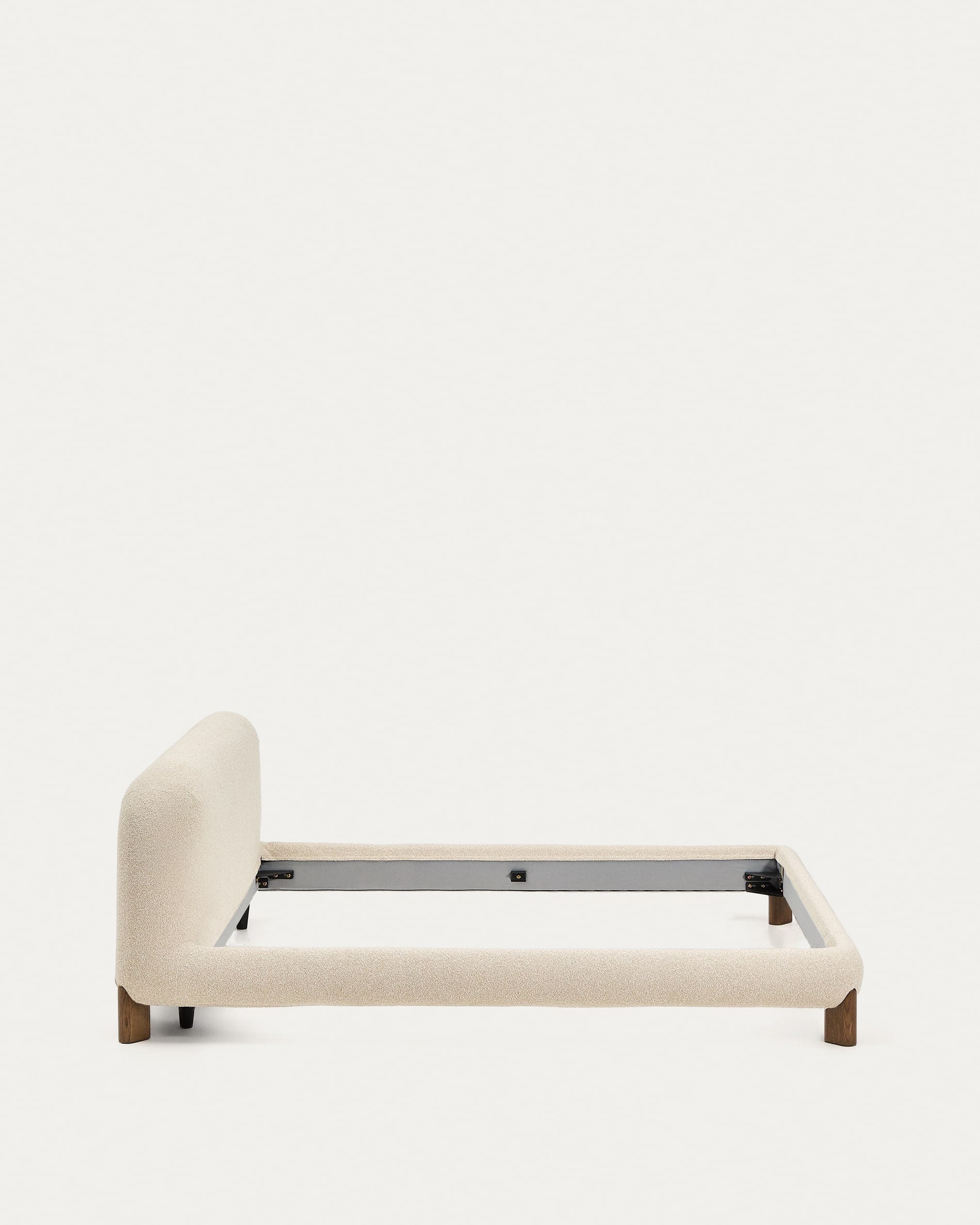 Stilvolles Bett Odina in Ecru mit abnehmbarem Bouclébezug und stabilen Eschenbeinen, ideal für modernes Schlafzimmerdesign.