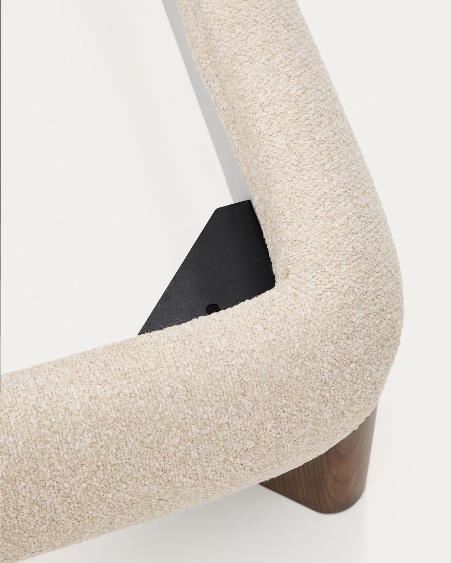 Elegantes Bett Odina in Ecru-Bouclé mit abnehmbarem Bezug und robusten Eschenbeinen, ideal für modernes Wohndesign.