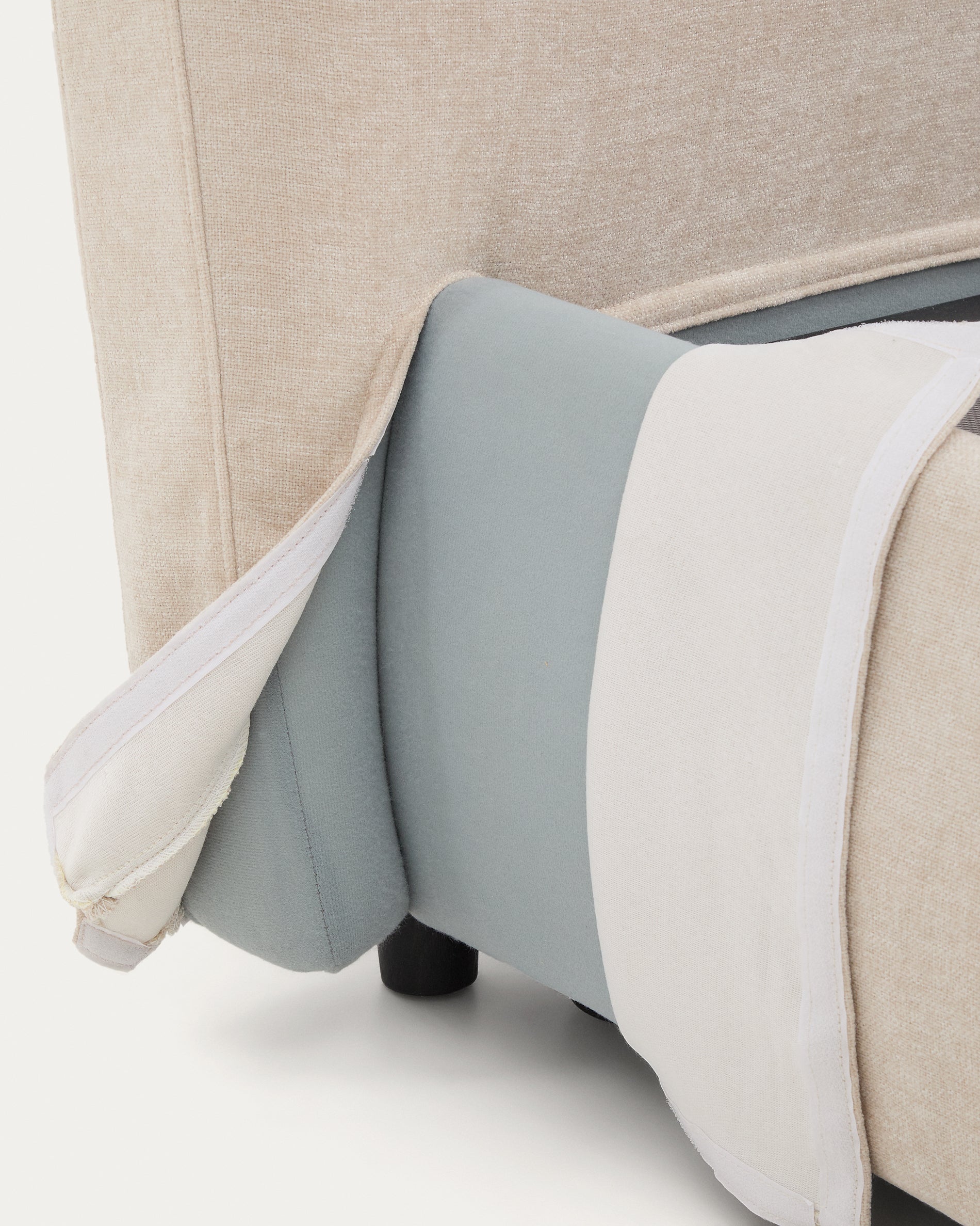 Beiges Chenille-Bett Dafra mit abnehmbarem Bezug und klappbarem Stauraum, ideal für Matratzen der Größe 180 x 200 cm.