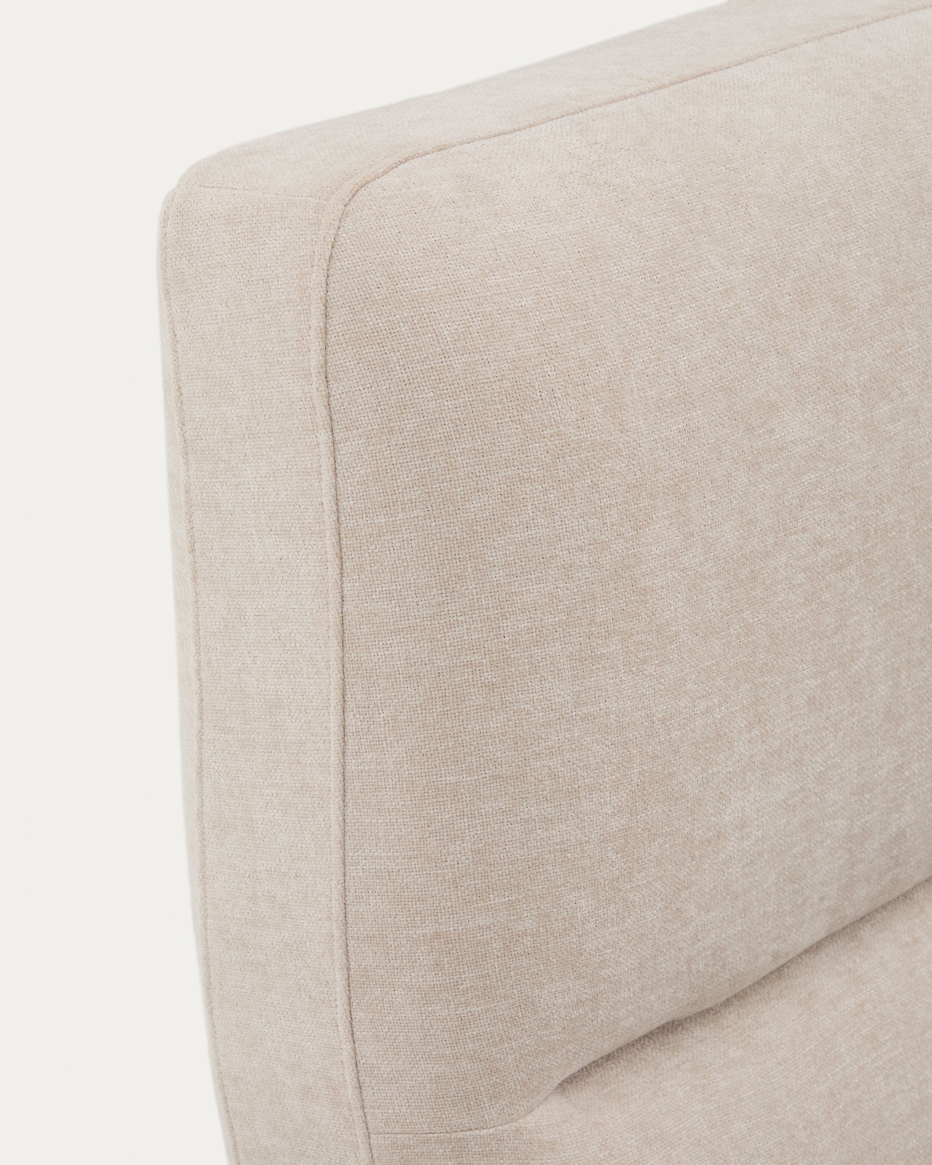 Beiges Chenille-Bett Dafra mit abnehmbarem Bezug und klappbarem Bettkasten, ideal für Matratzen 180 x 200 cm, modern und praktisch.