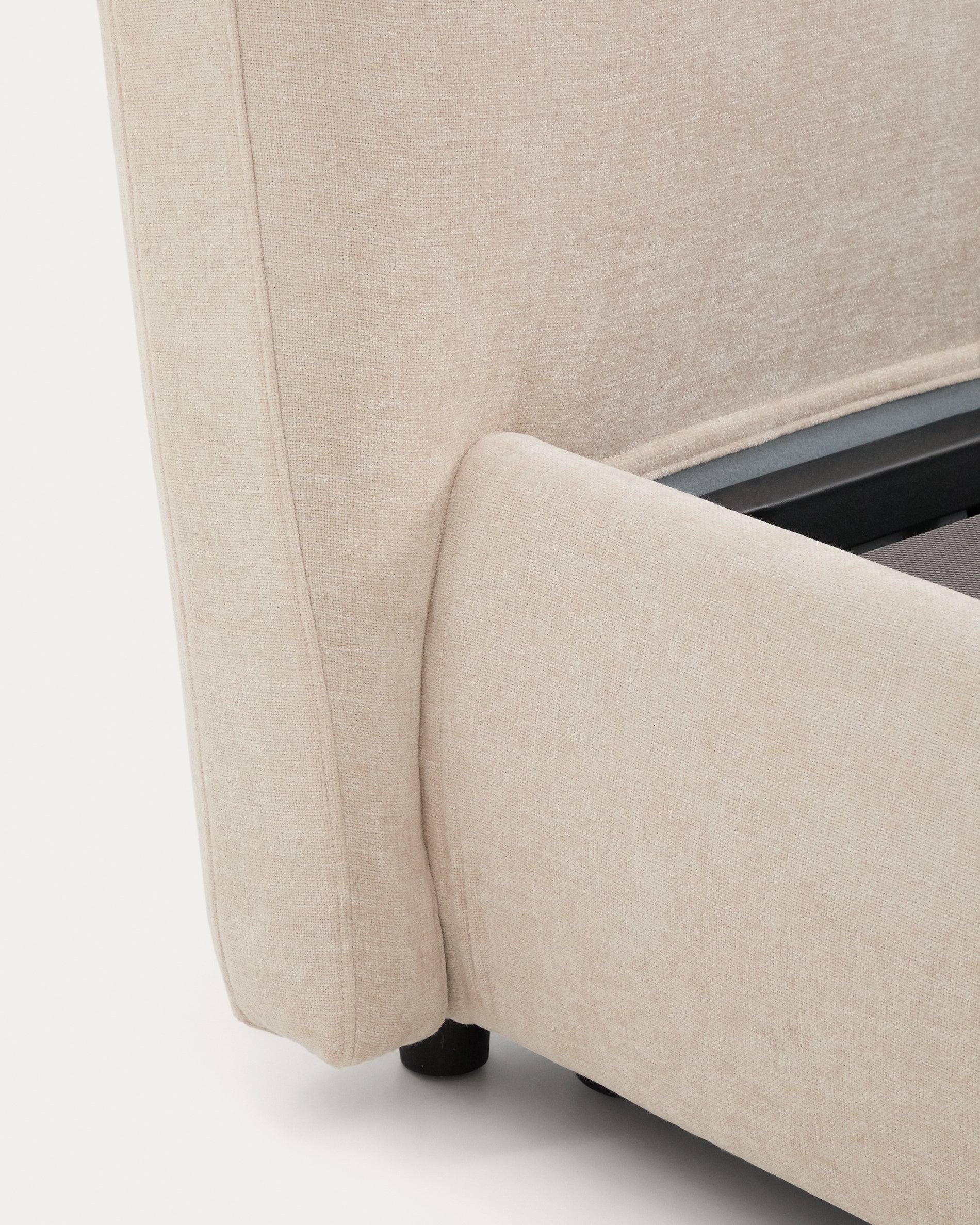 Elegantes Bett Dafra aus beigem Chenille, ausgestattet mit einem praktischen Klappbettkasten für Matratzen 180 x 200 cm, perfekt für jedes Schlafzimmer.