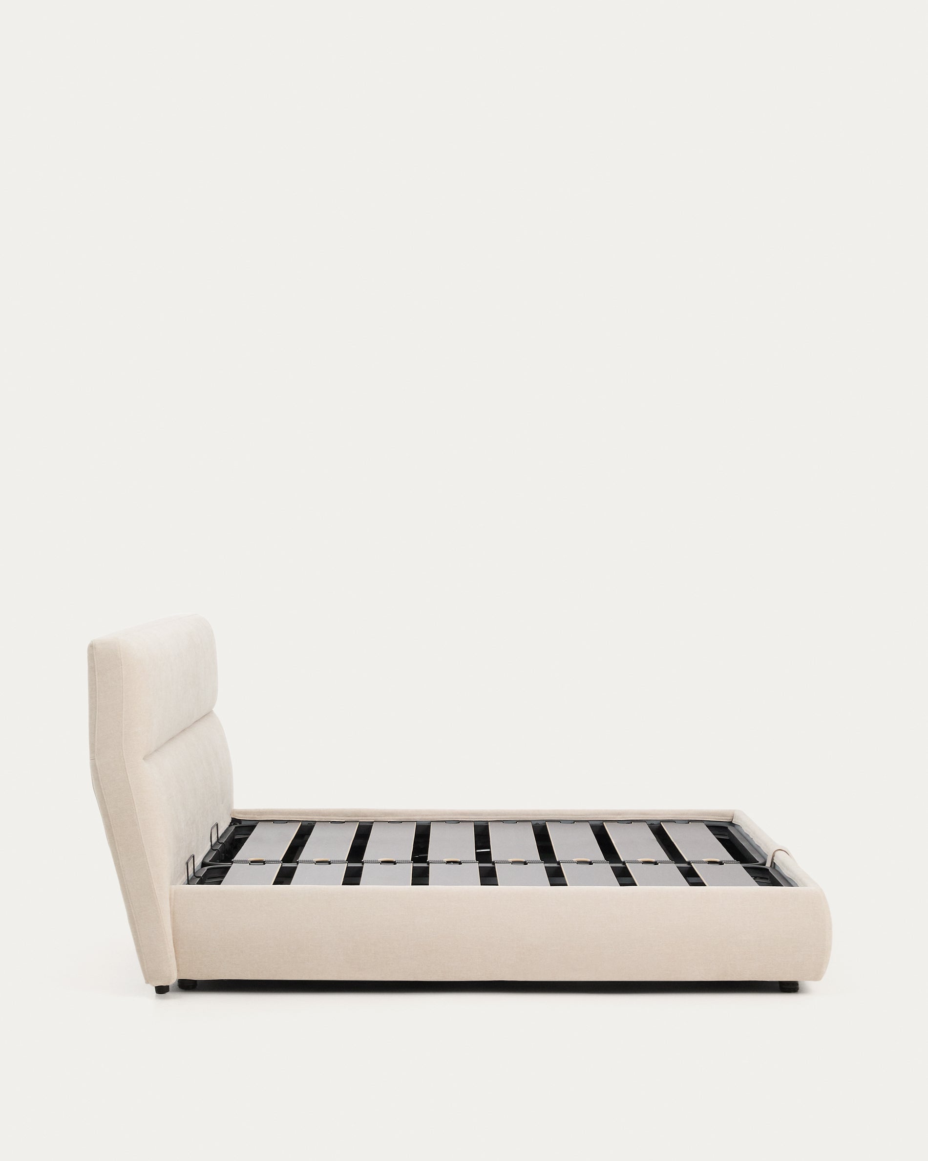 Elegantes Bett Dafra aus beigem Chenille mit abnehmbarem Bezug und praktischem Klappbettkasten für Matratzen 180 x 200 cm.