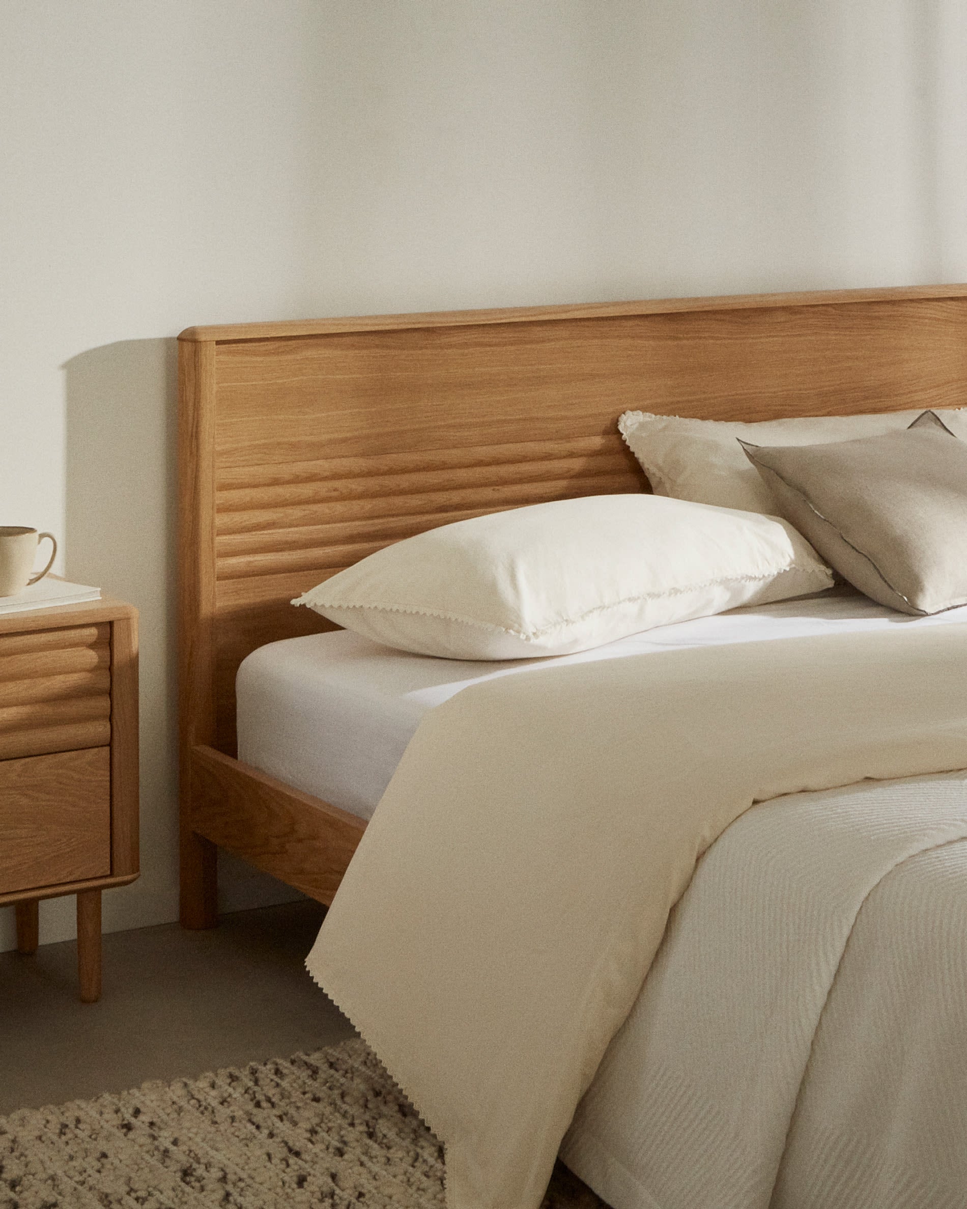 Stilvolles Lenon Bett aus hochwertigem Eichenholz und Furnier, ideal für 160x200 cm Matratzen, nachhaltig und FSC-zertifiziert von Kave Home.
