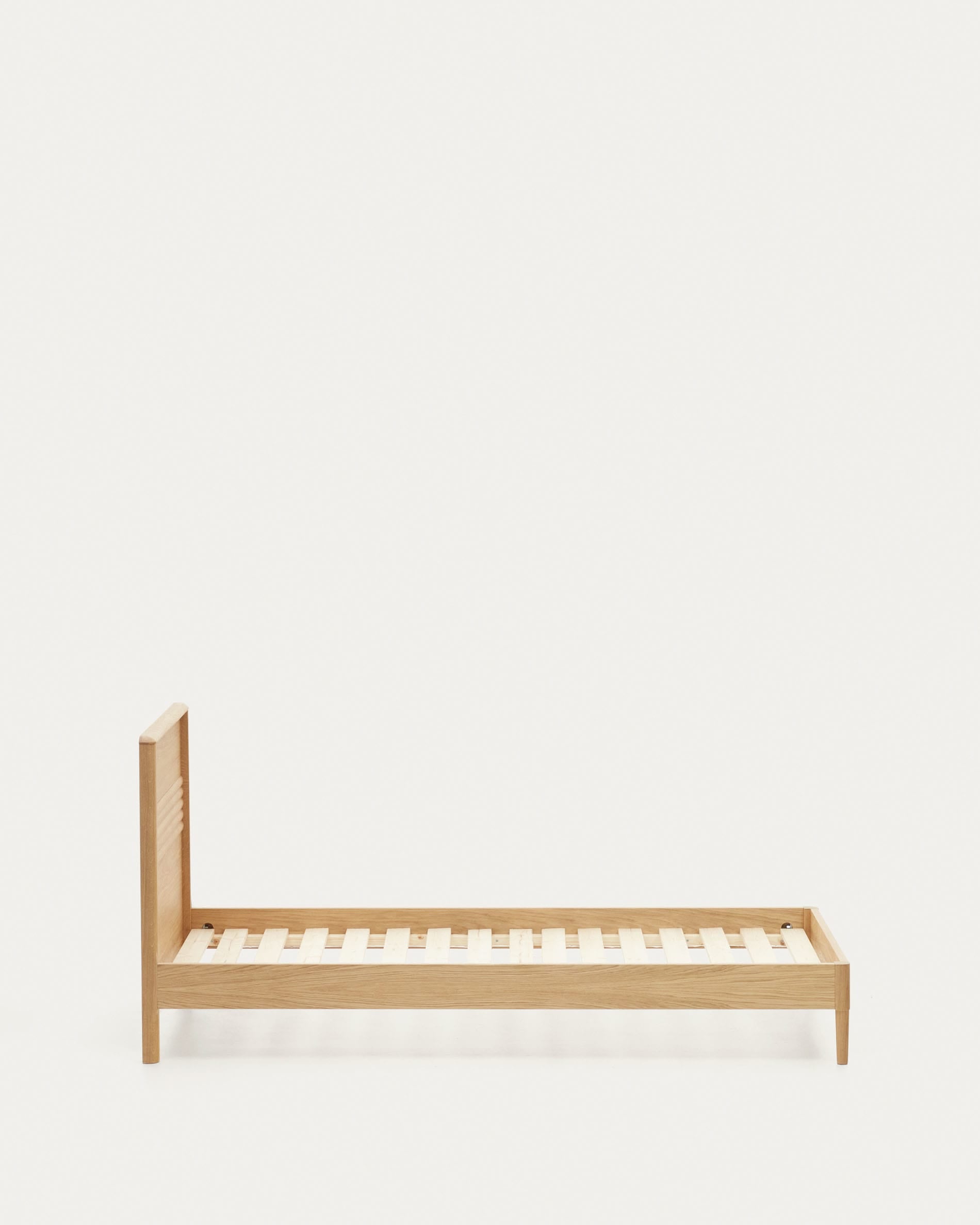 Modernes Lenon Bett aus hochwertigem Eichenholz und Furnier, ideal für 90 x 200 cm Matratzen, umweltfreundlich und stilvoll von Kave Home.