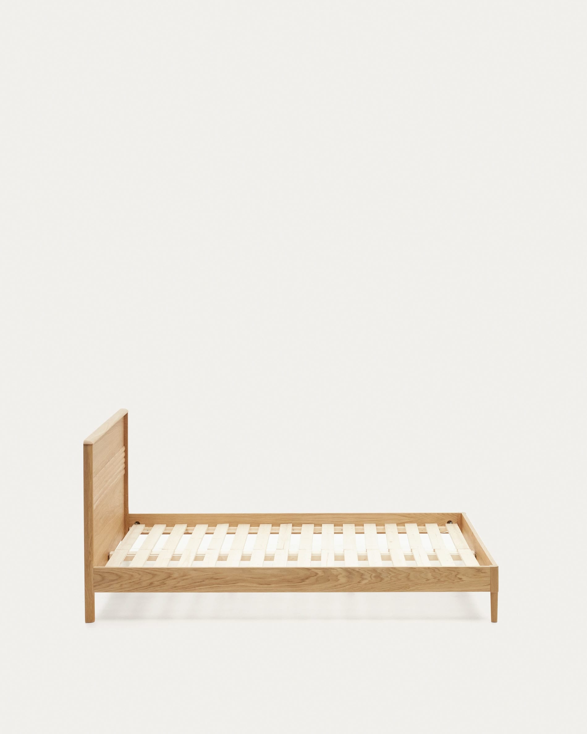 Elegantes Lenon Bett aus hochwertigem Eichenholz und Furnier, ideal für Matratzen 180 x 200 cm, umweltfreundlich und stilvoll.