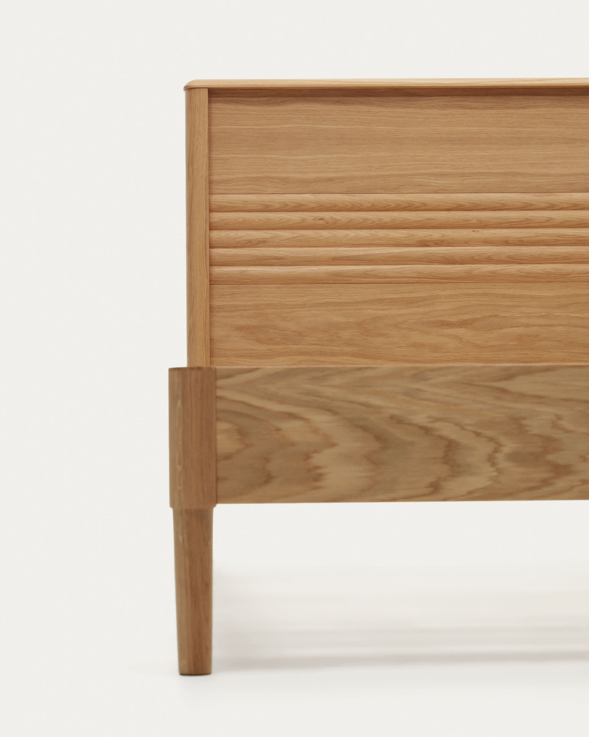 Modernes Lenon Bett aus Eichenholz und Furnier, passend für 180 x 200 cm Matratzen, vereint Nachhaltigkeit und zeitloses Design von Kave Home.