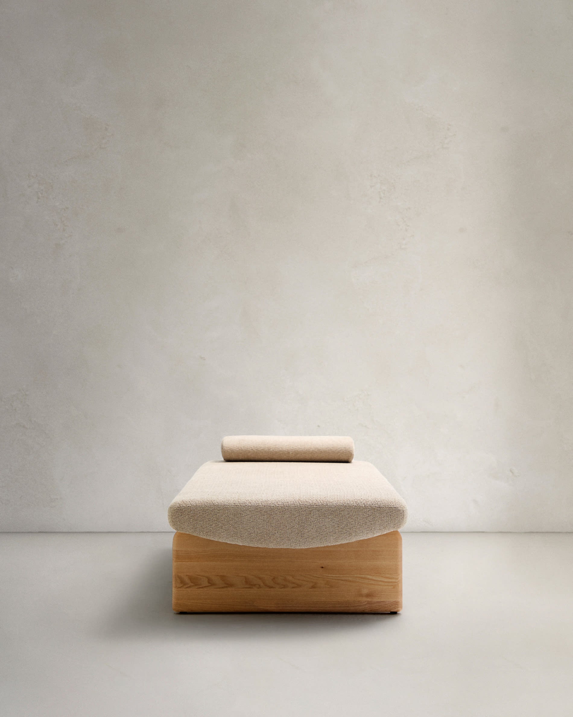 Beige Chenille Daybed Topaz mit stabilem Eschenholzrahmen, perfekt für gemütliche Rückzugsorte und moderne Inneneinrichtungen.