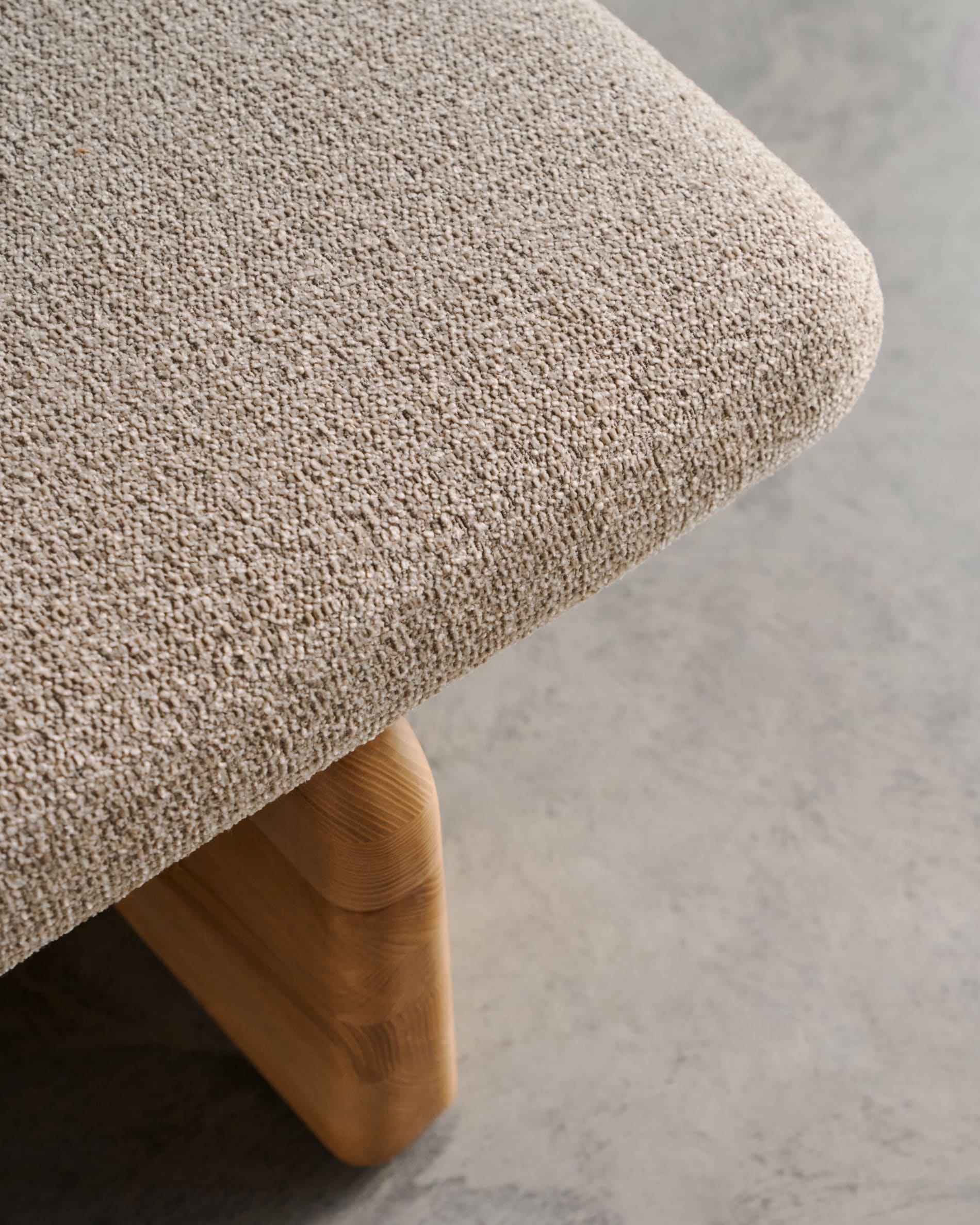 Daybed Topaz: 200 cm, beige Chenille, massives Eschenholz mit natürlichem Finish, FSC 100%, von Kave Home.