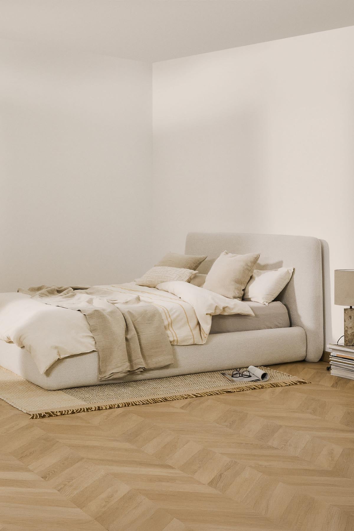 Verleihen Sie Ihrem Schlafzimmer mit dem eleganten Betrahmenbezug Martina aus hochwertigem ecrufarbenem Chenille einen stilvollen Akzent. Ideal für Matratzengröße 180 x 200 cm.