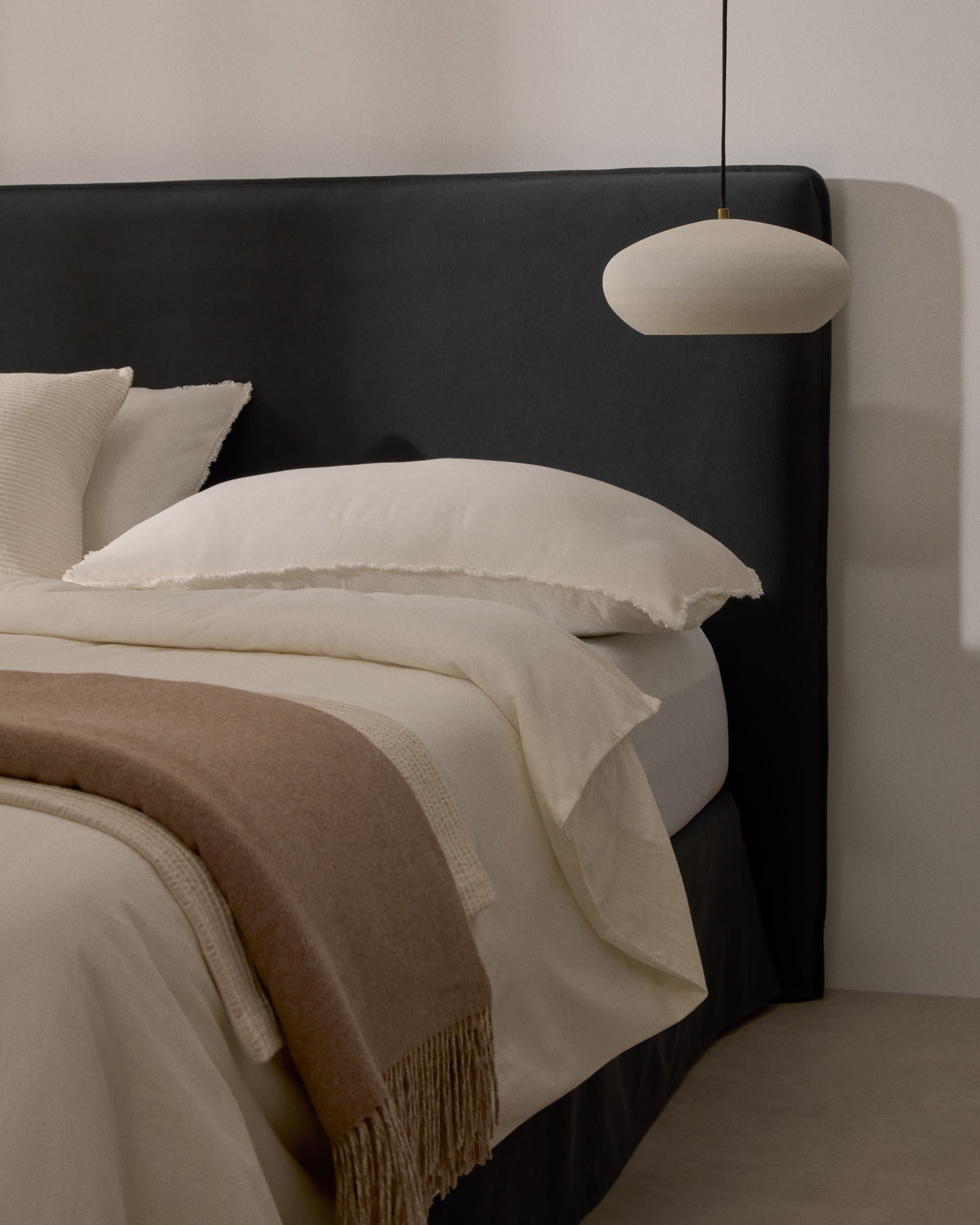 Elegantes Bett Jaira in Anthrazitgrau, mit abnehmbarem Leinen-Baumwollbezug, passend für 150x190 cm Matratzen, von Kave Home.