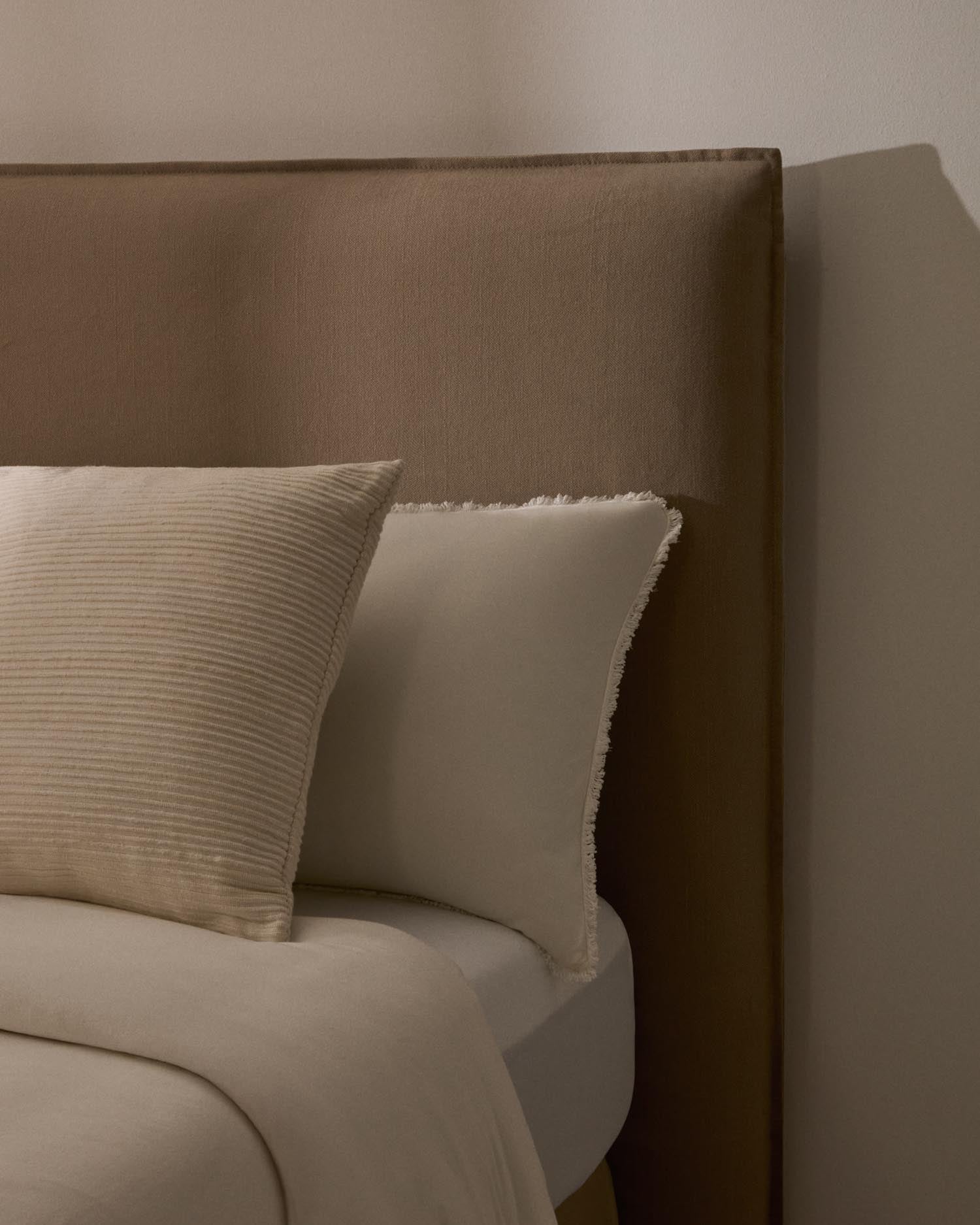 Elegantes Bett Jaira in taupe, ausgestattet mit einem abnehmbaren Bezug aus Leinen und Baumwolle, ideal für Matratzen der Größe 160x200 cm.