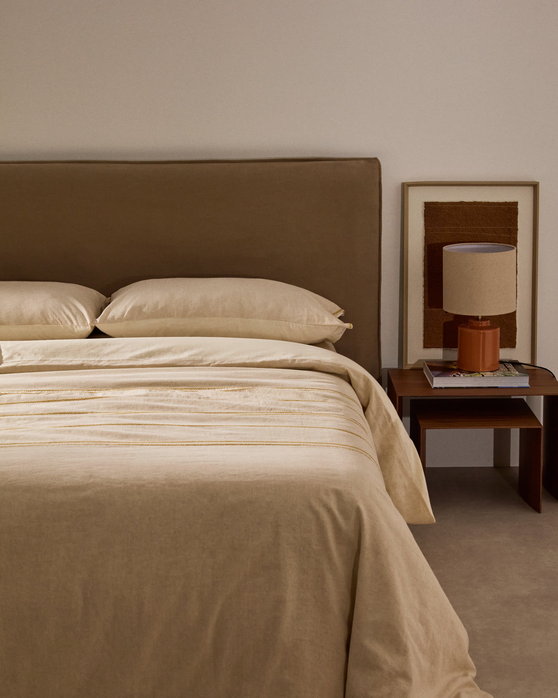Stylisches Bett Jaira in taupe, gefertigt aus Leinen und Baumwolle, mit abnehmbarem Bezug, ideal für Matratzen der Größe 160x200 cm.