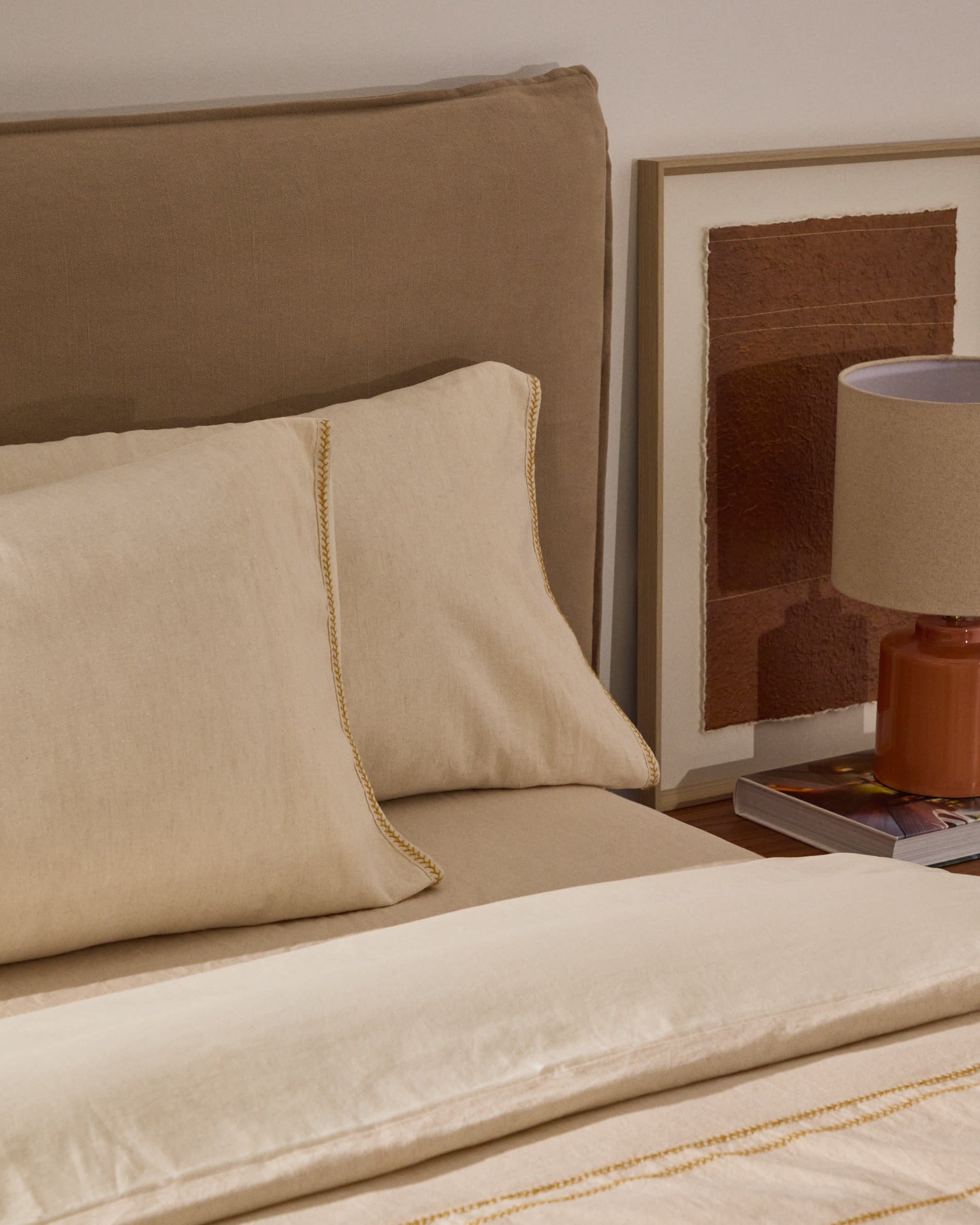 Elegantes Bett Jaira in taupe, aus hochwertigem Leinen und Baumwolle, mit praktischem abnehmbaren Bezug, passend für Matratzen 160x200 cm.