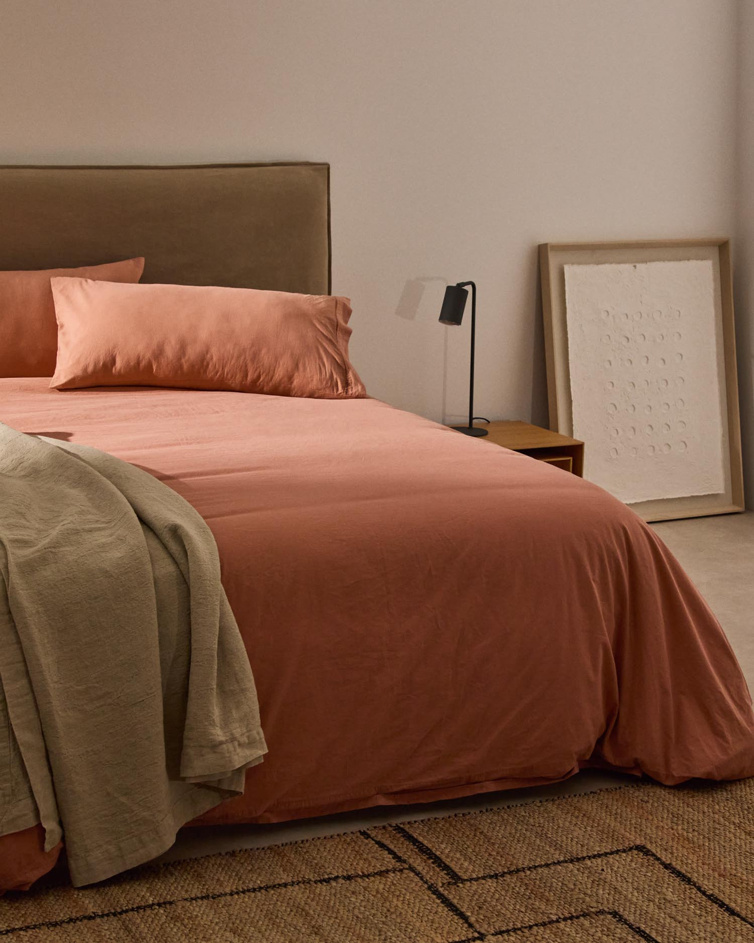 Modernes Bett Jaira in sanftem Taupe, gefertigt aus Leinen und Baumwolle, mit praktischem abnehmbaren Bezug für Matratzen bis 160 cm.