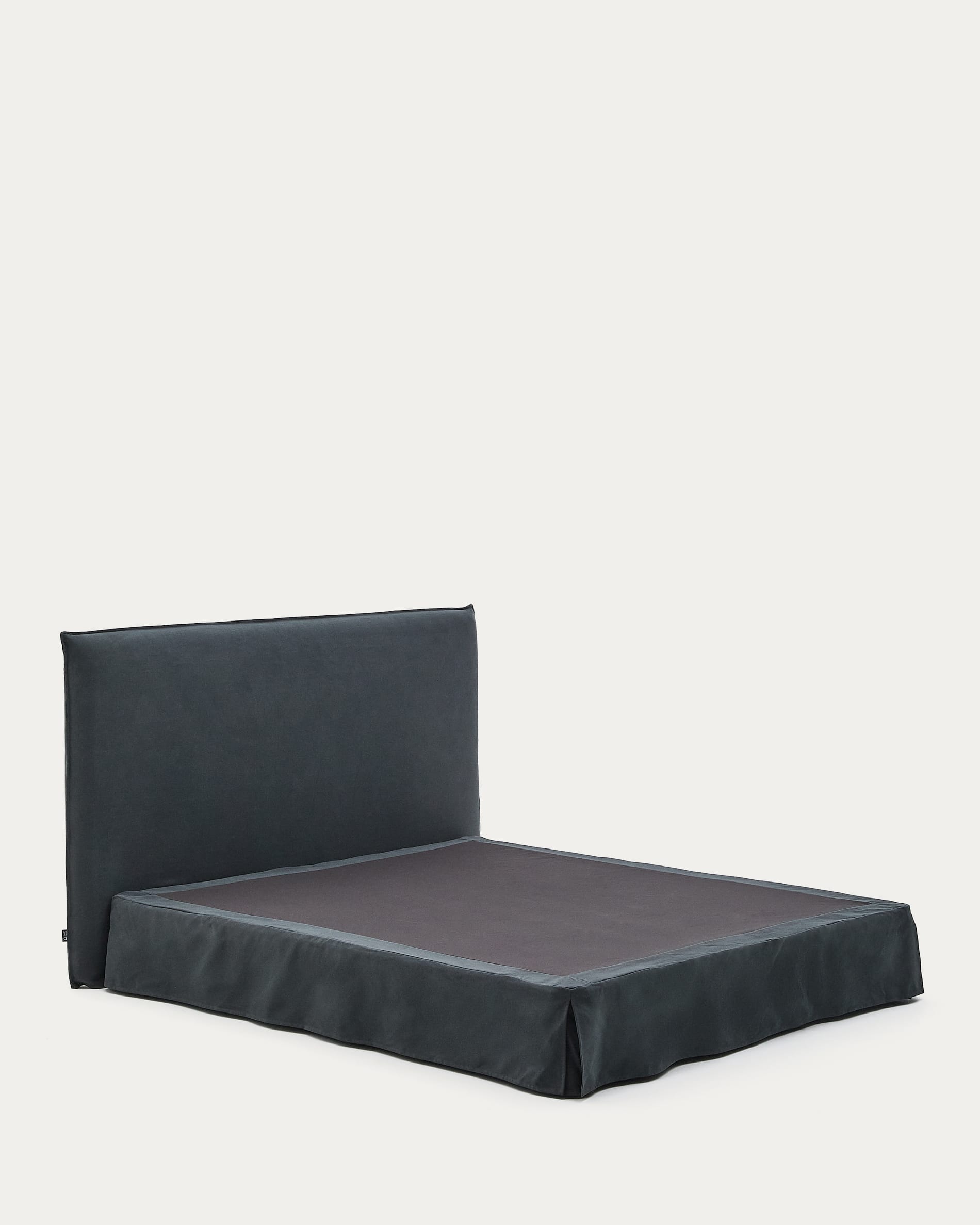 Modernes Bett Jaira in Anthrazitgrau, mit abnehmbarem Bezug aus Leinen und Baumwolle, ideal für 180x200 cm Matratzen, von Kave Home.