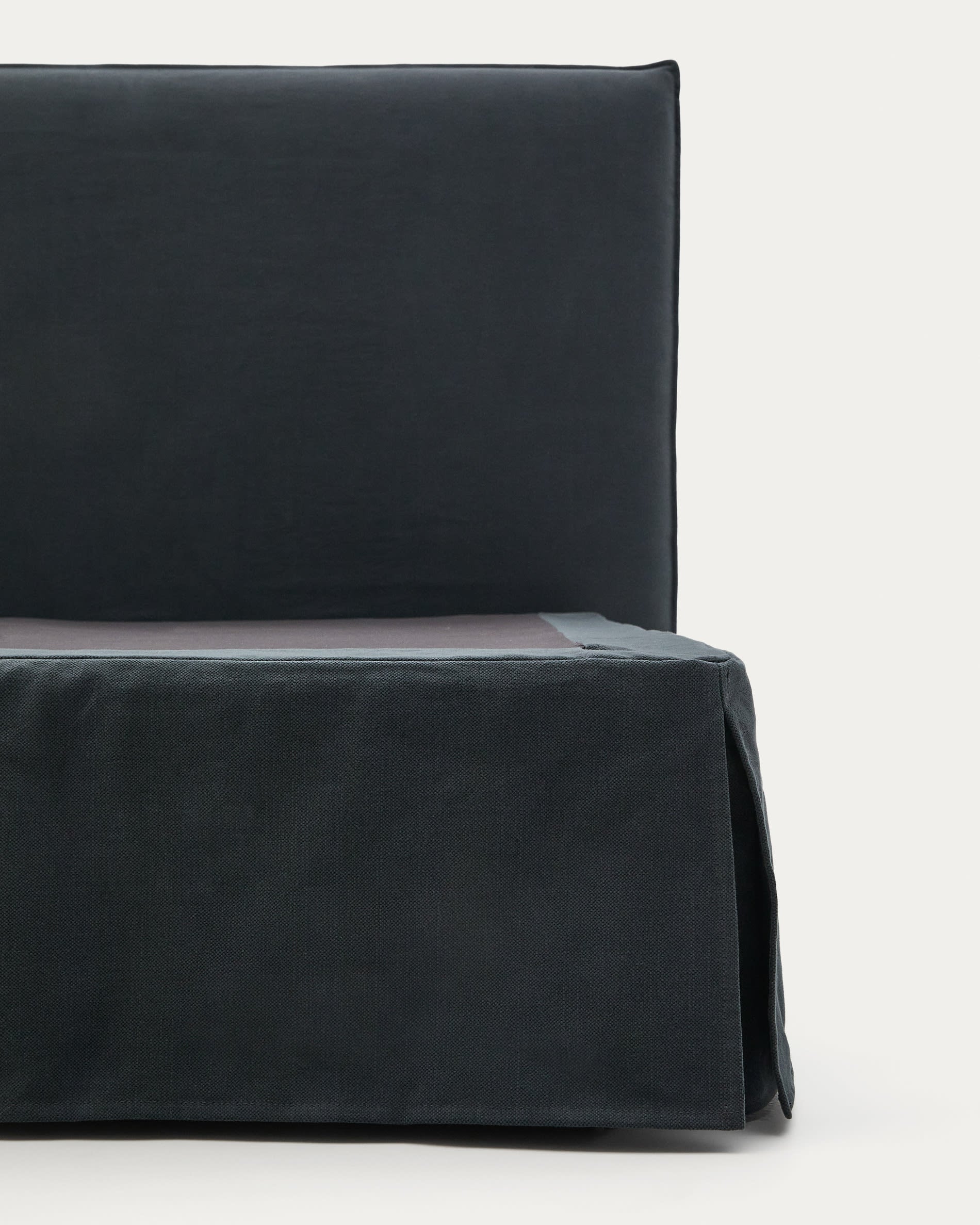 Stilvolles Bett Jaira in edlem Anthrazitgrau, abnehmbarer Leinen-Baumwoll-Bezug, ideal für 180x200 cm Matratzen, von Kave Home.
