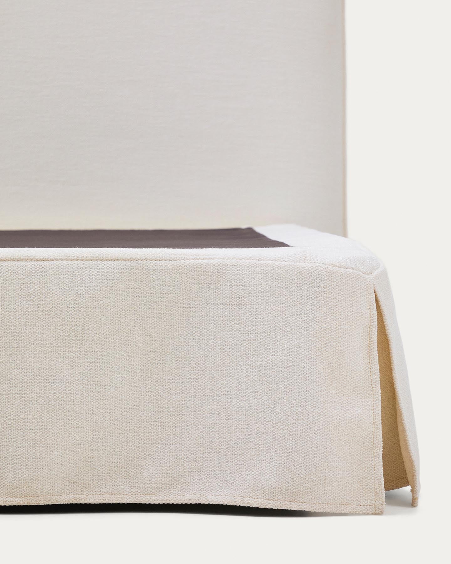 Elegantes Bett Jaira aus weißem Chenille mit abnehmbarem Bezug, ideal für Matratzengröße 180 x 200 cm, umweltfreundlich hergestellt.