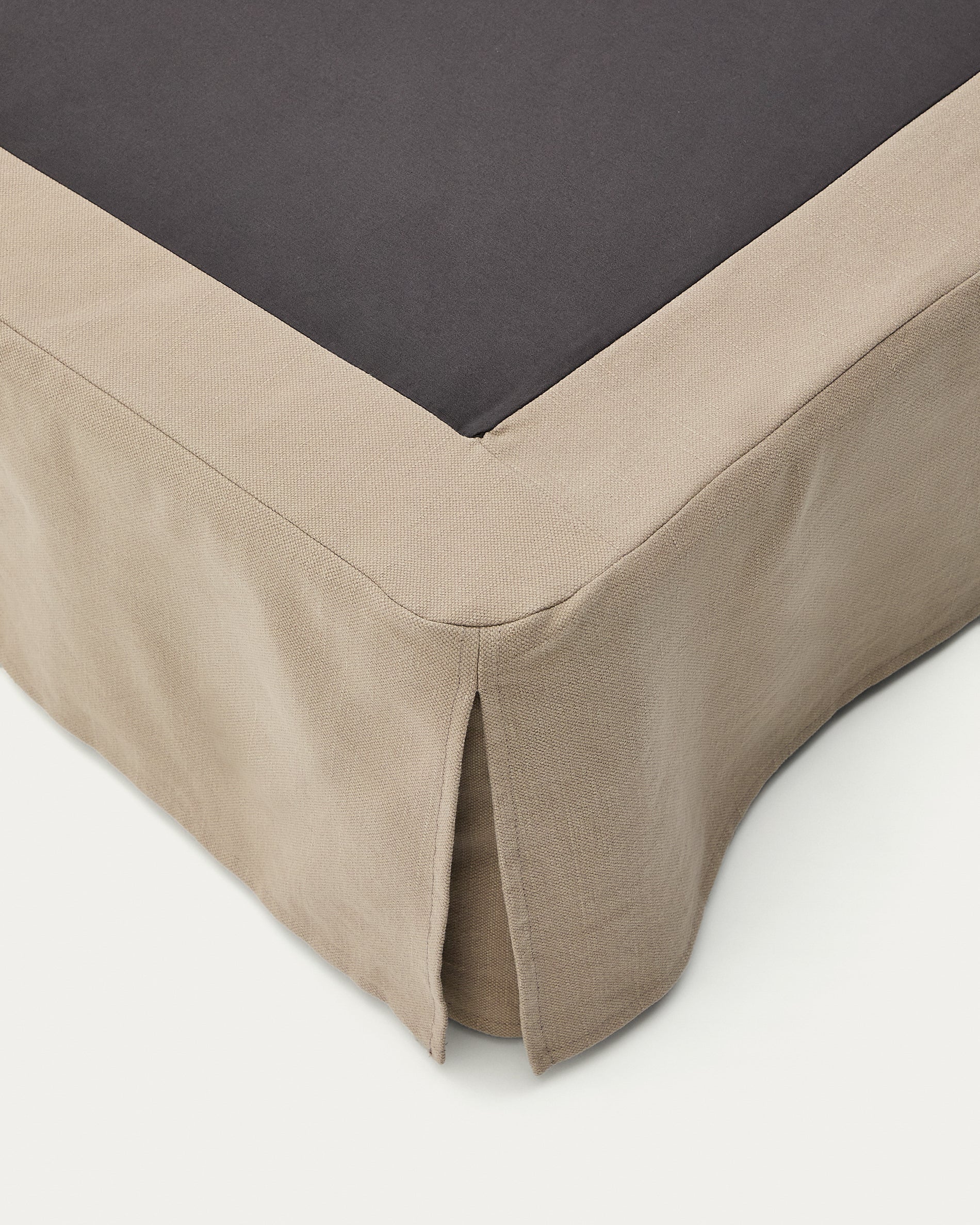Eleganter Bezug für das Bettgestell Jaira in taupe, gefertigt aus hochwertigem Leinen und Baumwolle, passend für Matratzen 90 x 200 cm.