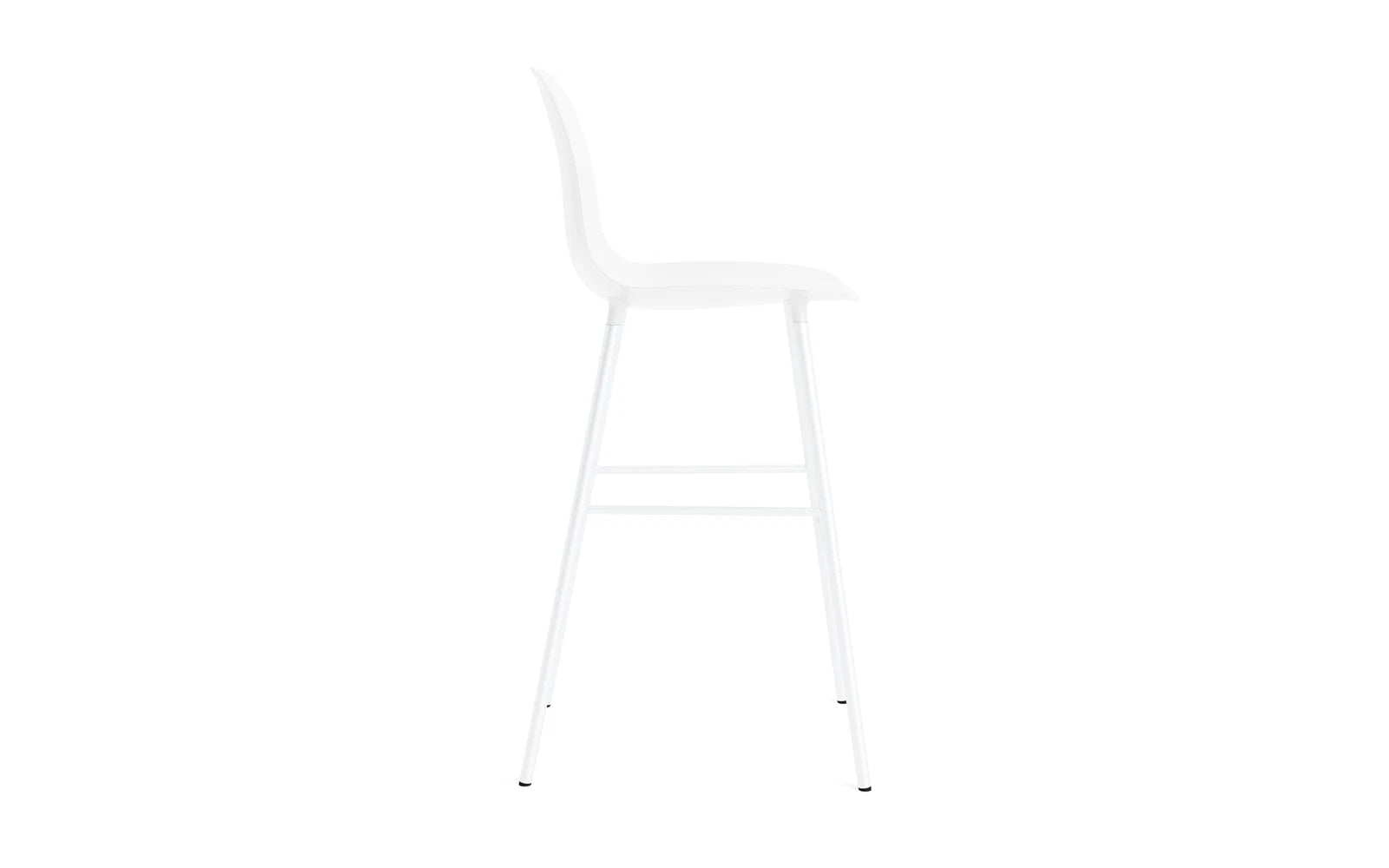 Eleganter Form Barstuhl von Normann Copenhagen in Weiß, perfekt für stilvolle Einrichtungen und gemütliche Bar-Atmosphäre.
