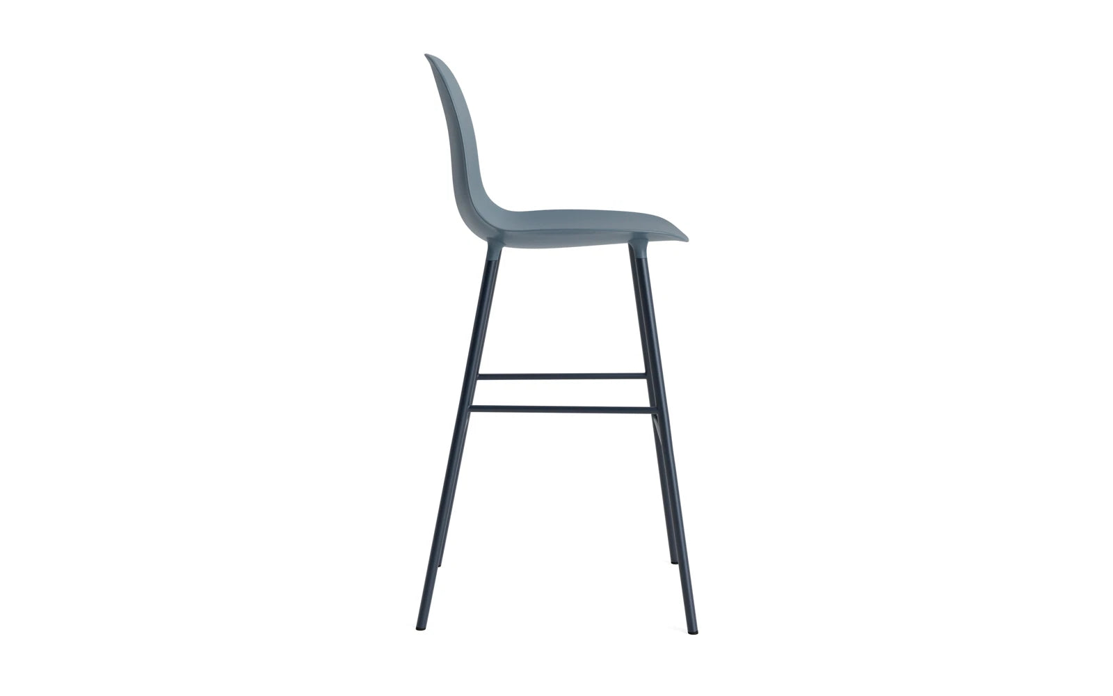 Eleganter Form Barstuhl von Normann Copenhagen in Weiß, perfekt für moderne Wohnräume, kombiniert Komfort mit zeitgemäßem Stil.