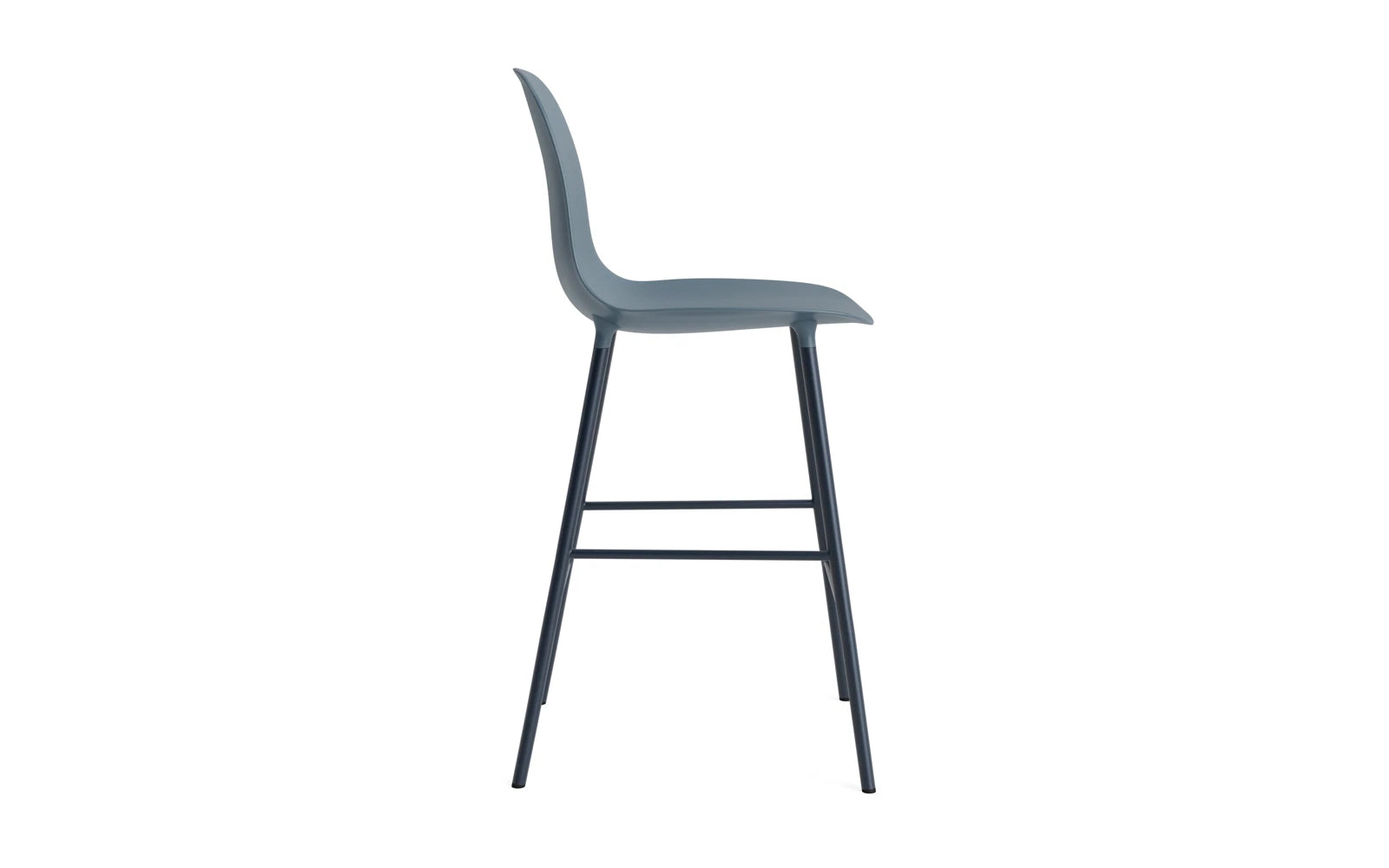Eleganter Form Barstuhl von Normann Copenhagen, der modernes Design und hohen Komfort vereint – ideal für stilvolle Bars und Essbereiche.