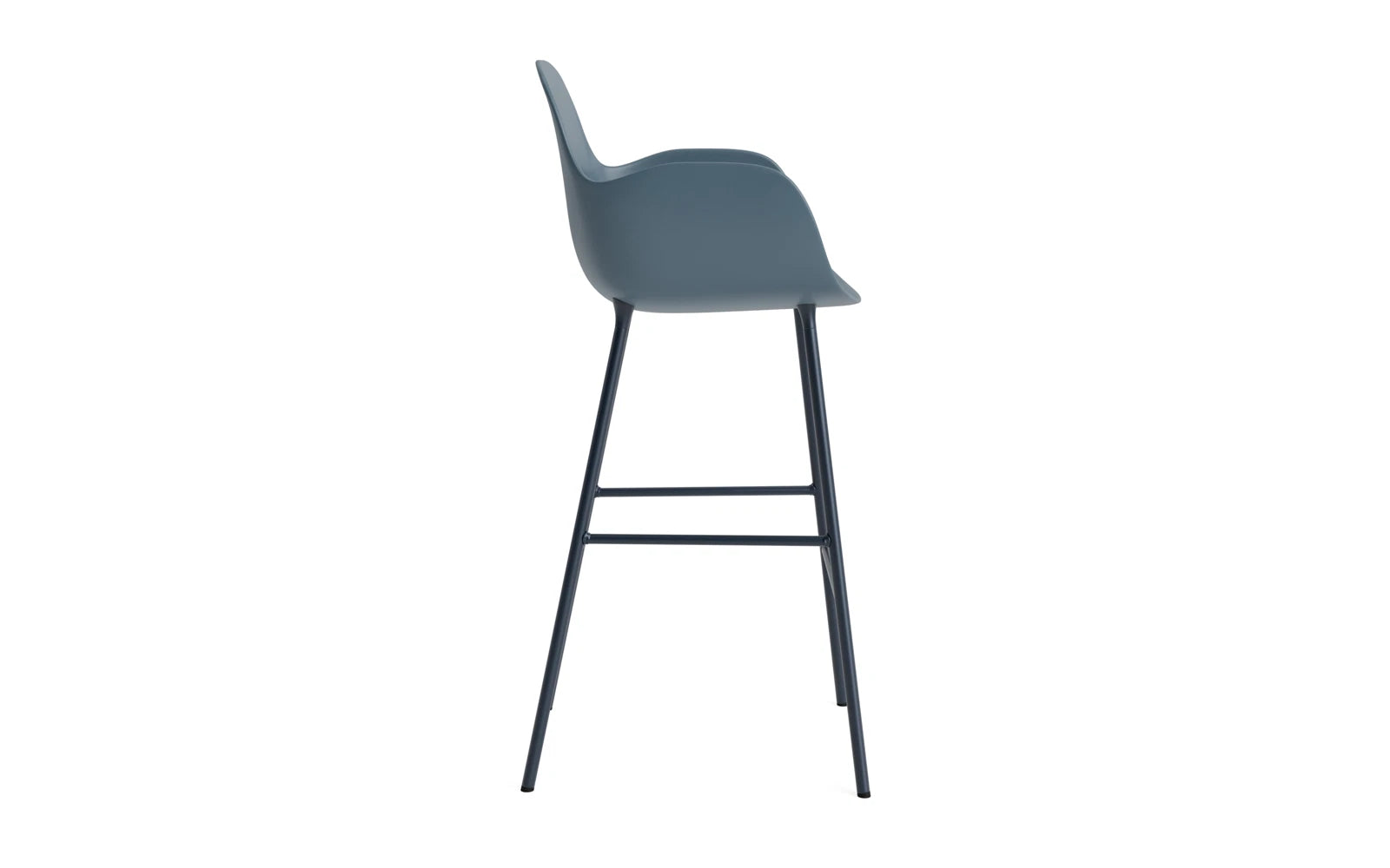 Eleganter Form Barstuhl mit Armlehne von Normann Copenhagen, ideal für trendbewusste Wohnräume, vereint Komfort und modernes Design.