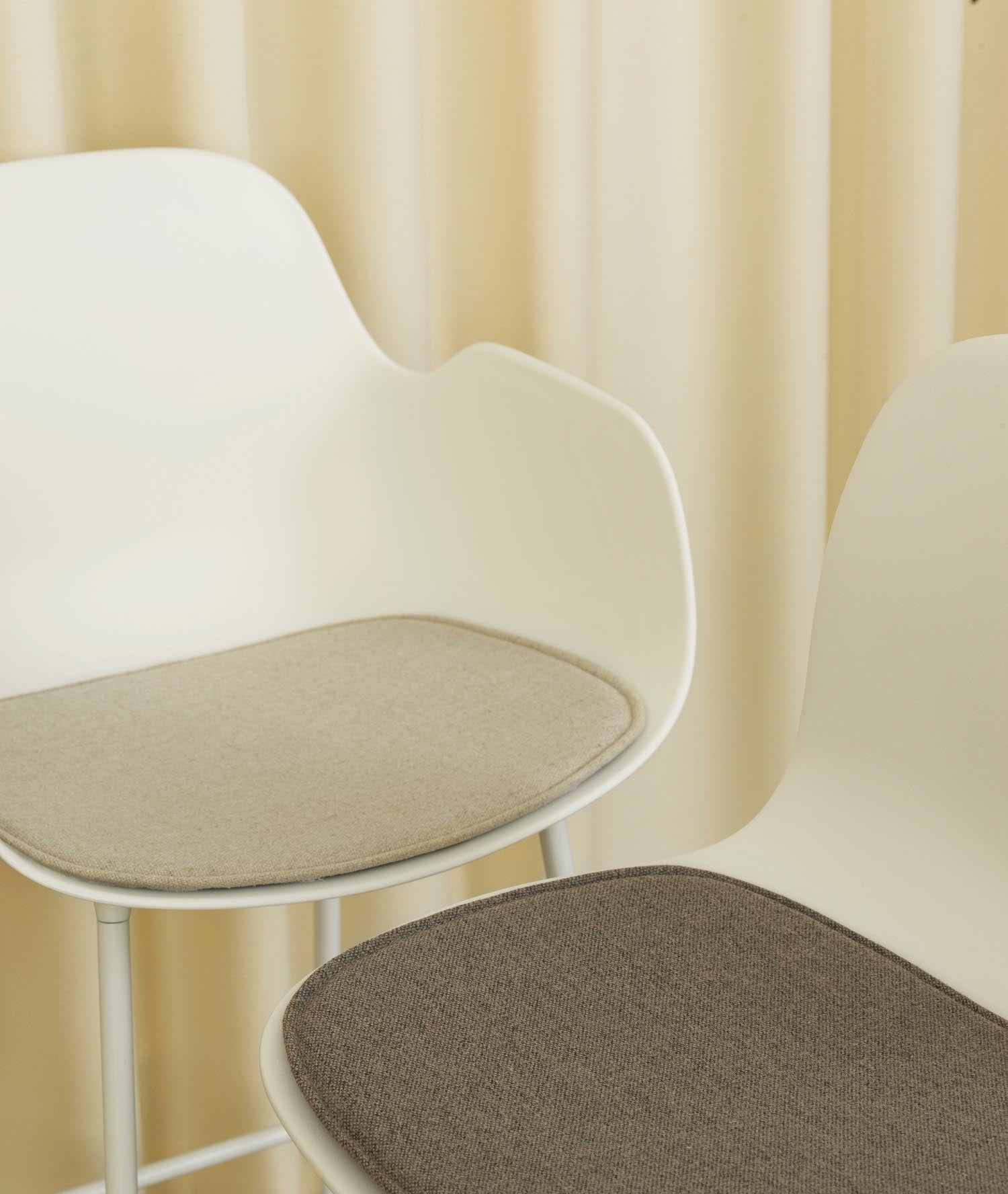 Moderner Barstuhl mit Armlehnen von Normann Copenhagen, ideal für trendige Bars und stilvolle Wohnräume. Bequeme Sitzgelegenheit mit elegantem Flair.