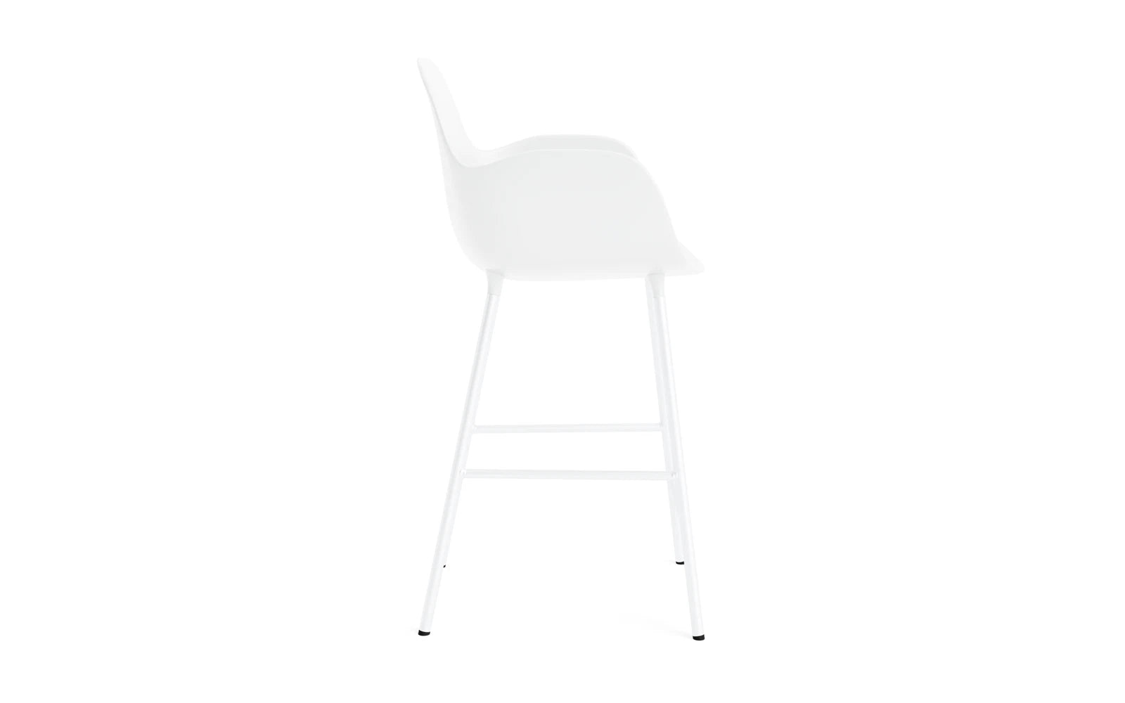 Eleganter Form Barstuhl mit Armlehne von Normann Copenhagen, ideal für stilvolle Akzente in modernen Wohn- und Gastronomieräumen.