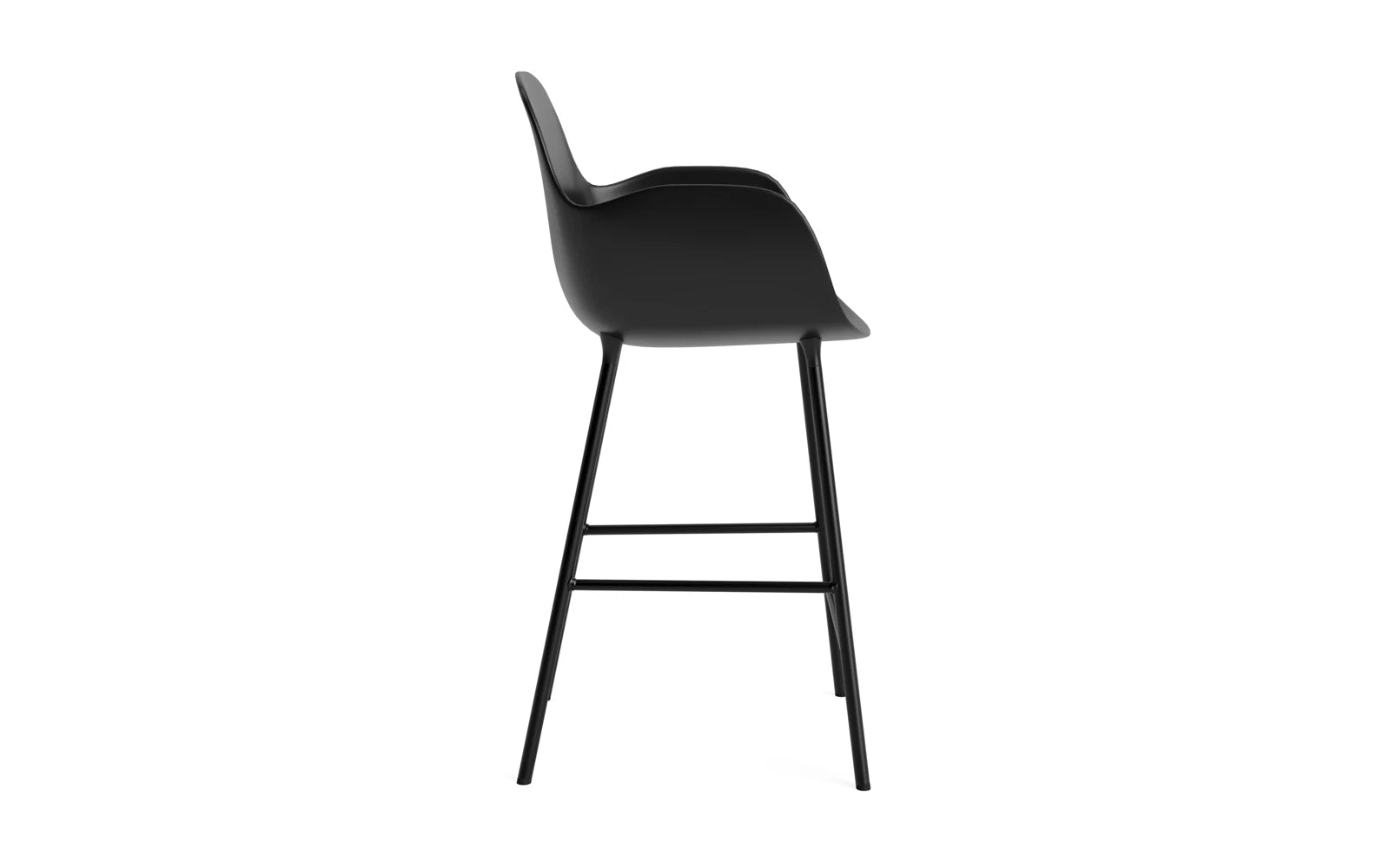 Eleganter Form Barstuhl mit Armlehne von Normann Copenhagen, ideal für stilvolle Bars und Essbereiche, vereint Komfort und modernes Design.