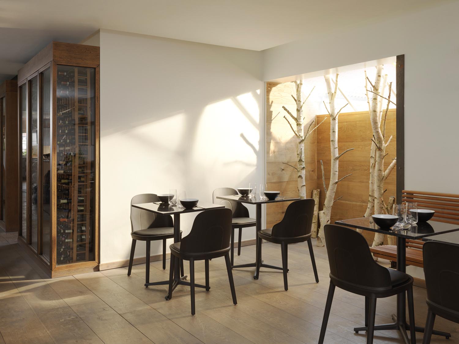 Der Allez Stuhl von Normann Copenhagen vereint skandinavische Eleganz mit Funktionalität und ist ideal für jeden Wohnraum.