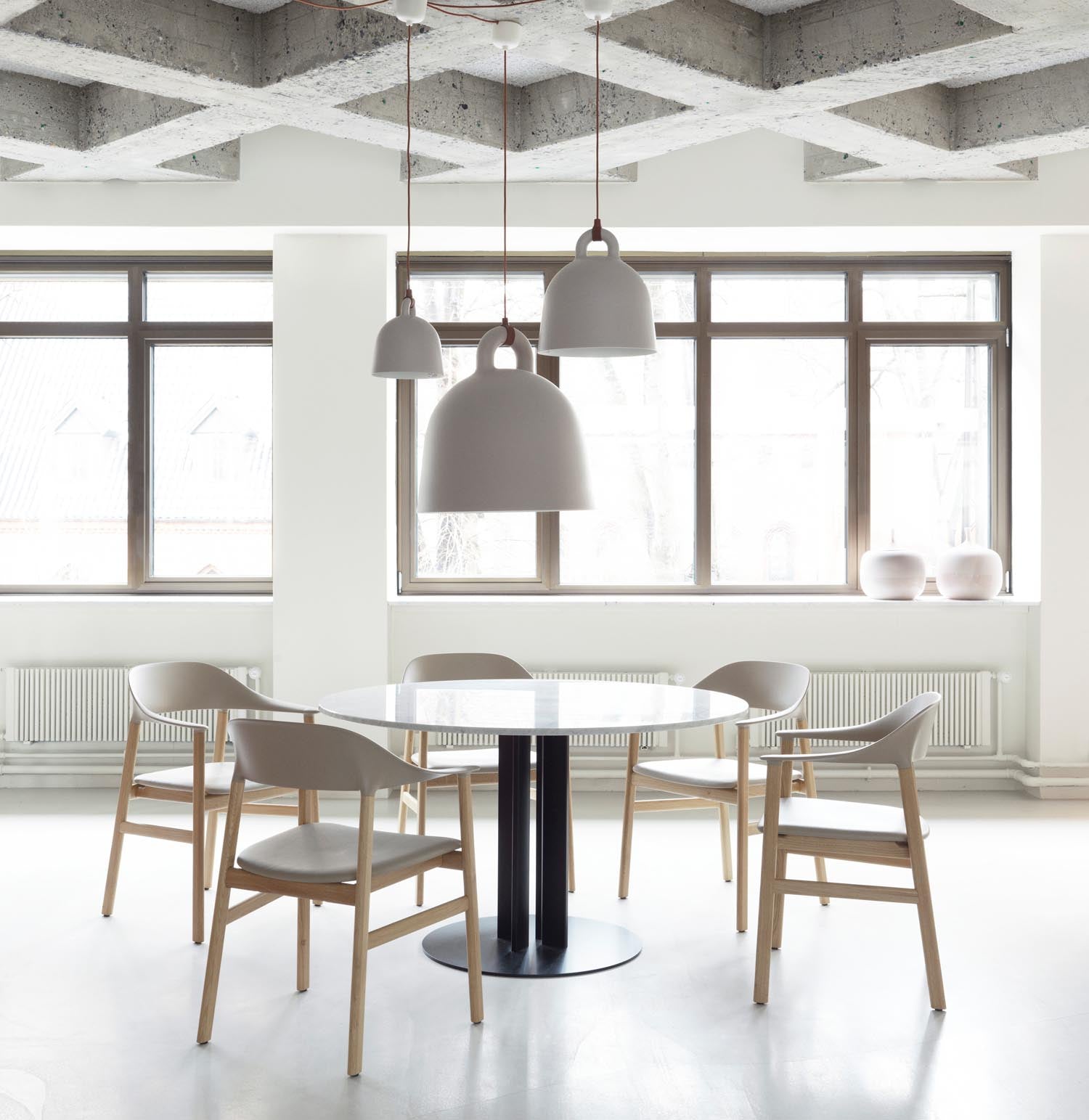 Entdecken Sie die Bell Lampe groß EU in Weiß von Normann Copenhagen – eine stilvolle Pendelleuchte, die modernes Design und Funktionalität vereint.