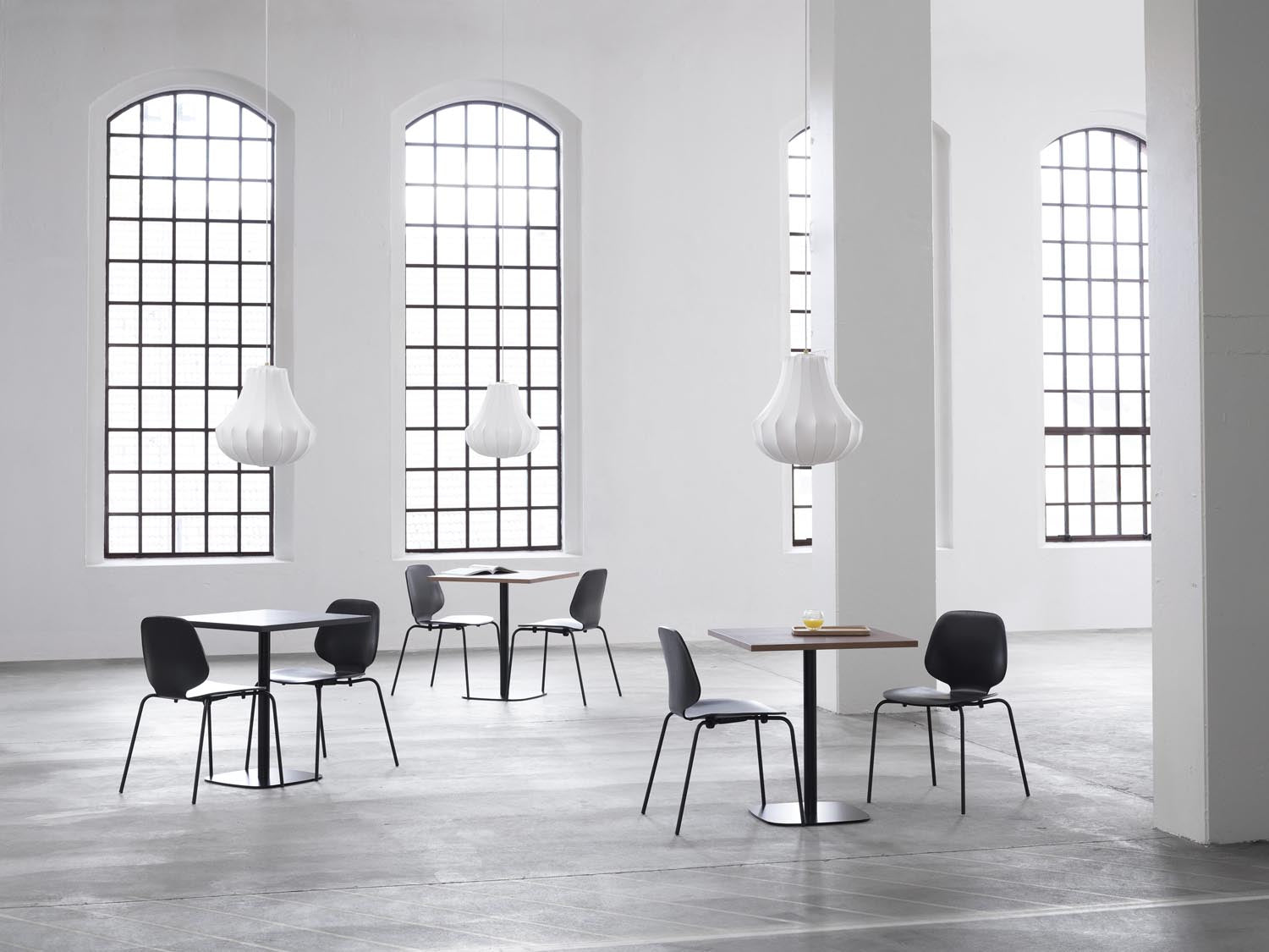 Erleben Sie den My Chair von Normann Copenhagen – ein eleganter Stuhl aus Eiche, der zeitgemäßes Design mit optimalem Sitzkomfort kombiniert.