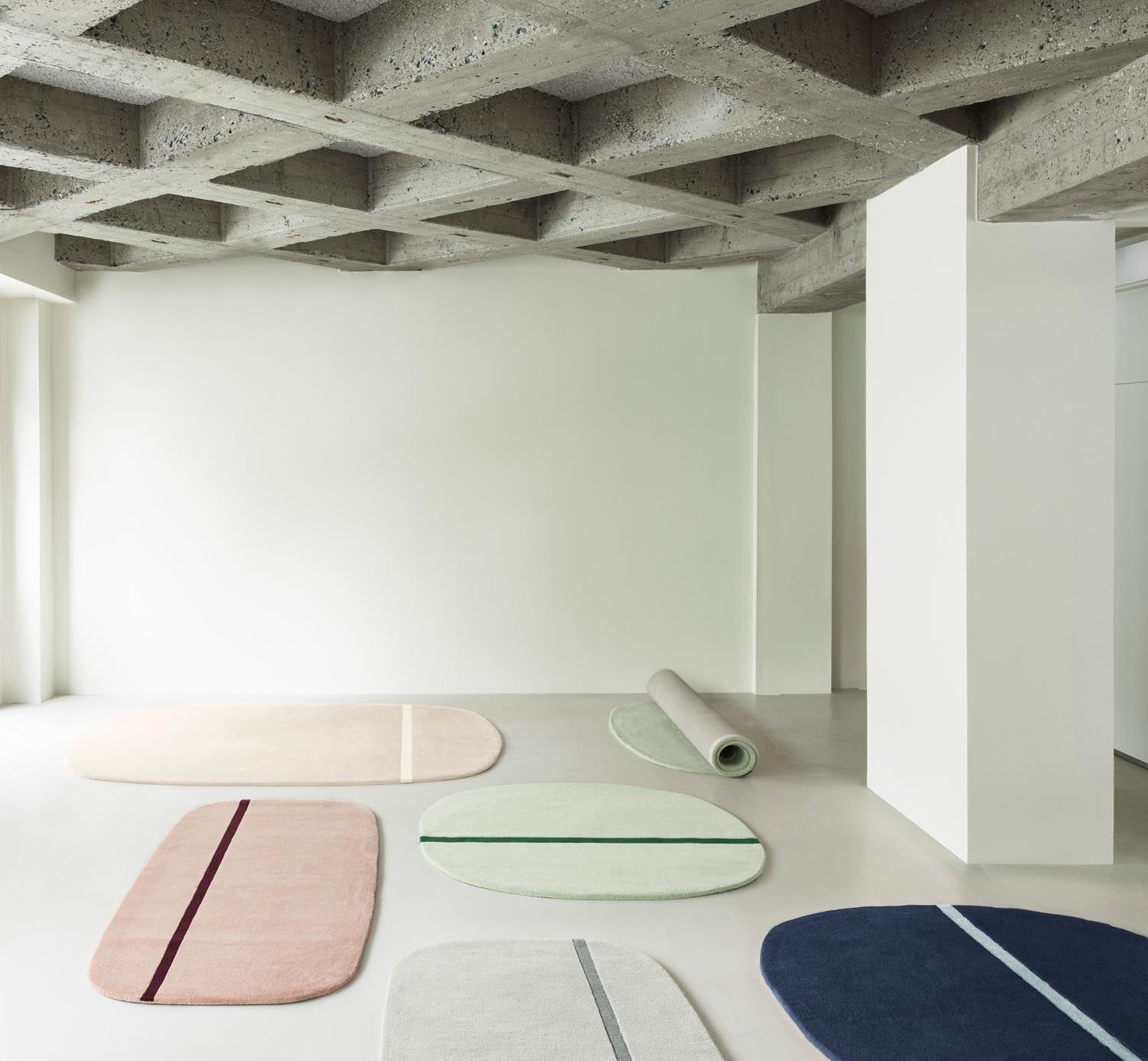 Eleganter Oona Teppich von Normann Copenhagen, der mit seinen sanften Farben und geschwungenen Linien jedem Raum eine gemütliche Atmosphäre verleiht.