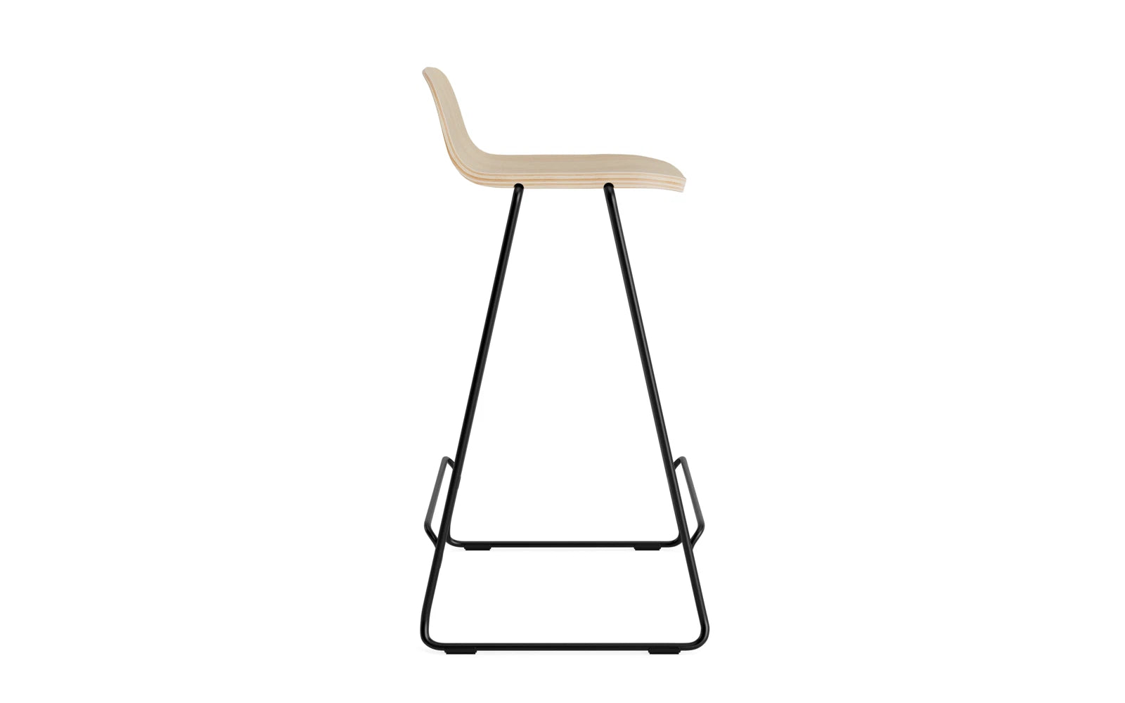 Eleganter Just Barhocker mit Rückenlehne von Normann Copenhagen, perfekt für moderne Wohnräume und gastronomische Einrichtungen.