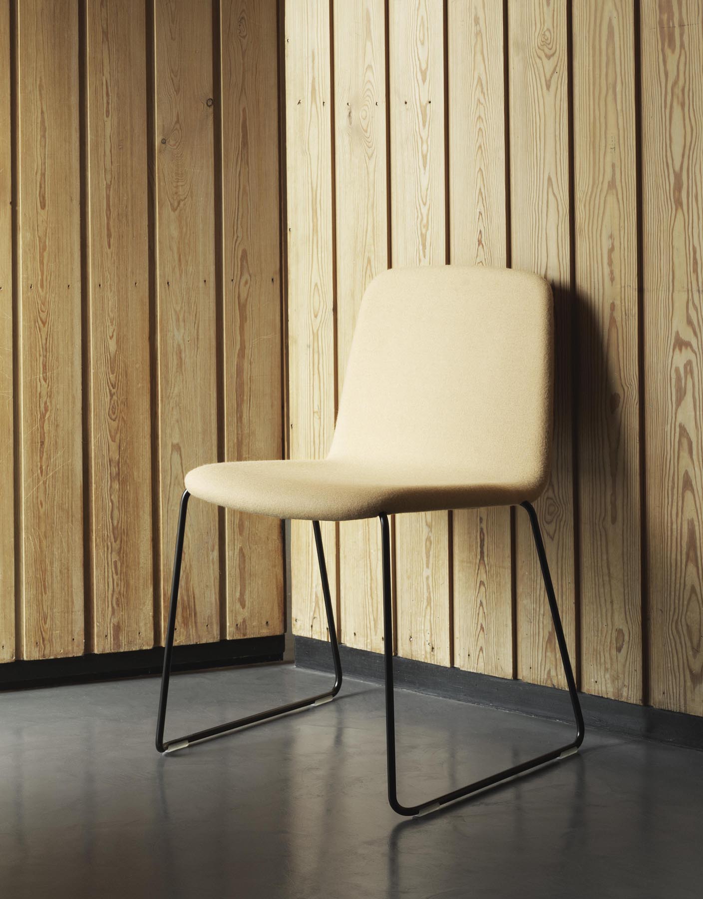 Just Stuhl von Normann Copenhagen: Zeitloses Design trifft auf ergonomische Bequemlichkeit für stilvolle Wohnräume.