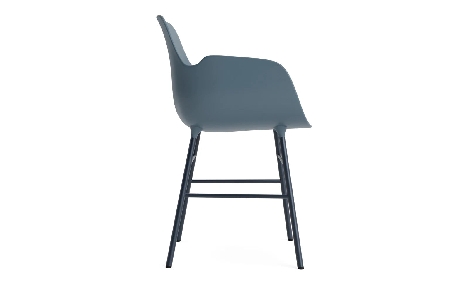 Der Form Armlehnstuhl von Normann Copenhagen vereint modernes Design mit Funktionalität und ist ideal für stilvolle Wohnräume.