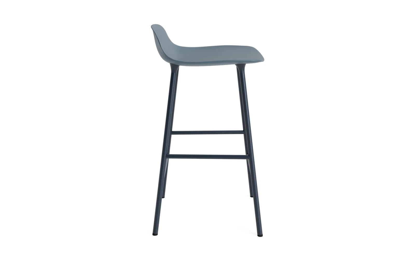 Stylischer Form Barhocker von Normann Copenhagen, der skandinavische Ästhetik und Komfort in einem minimalistischen Design vereint.