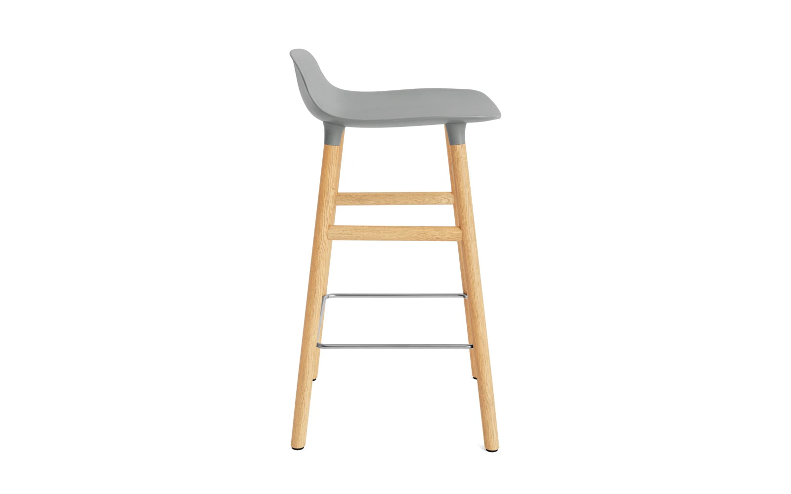 Stylischer Form Barhocker von Normann Copenhagen, ideal für Bars und Küchen, vereint Funktionalität mit zeitgemäßem Design.
