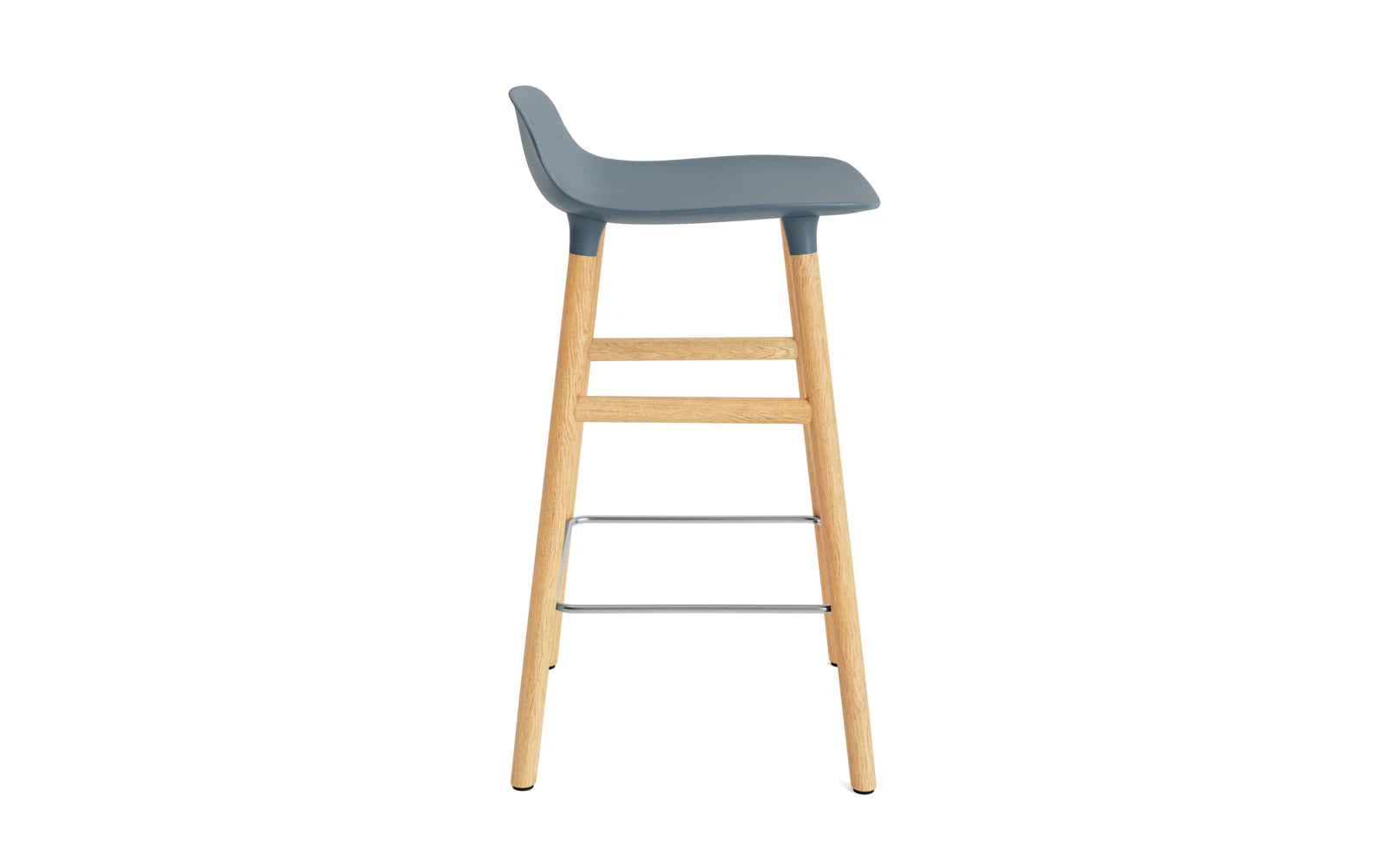 Moderner Form Barhocker von Normann Copenhagen, ideal für stilvolle Bars und Küchen, vereint Komfort und zeitgemäßes Design.