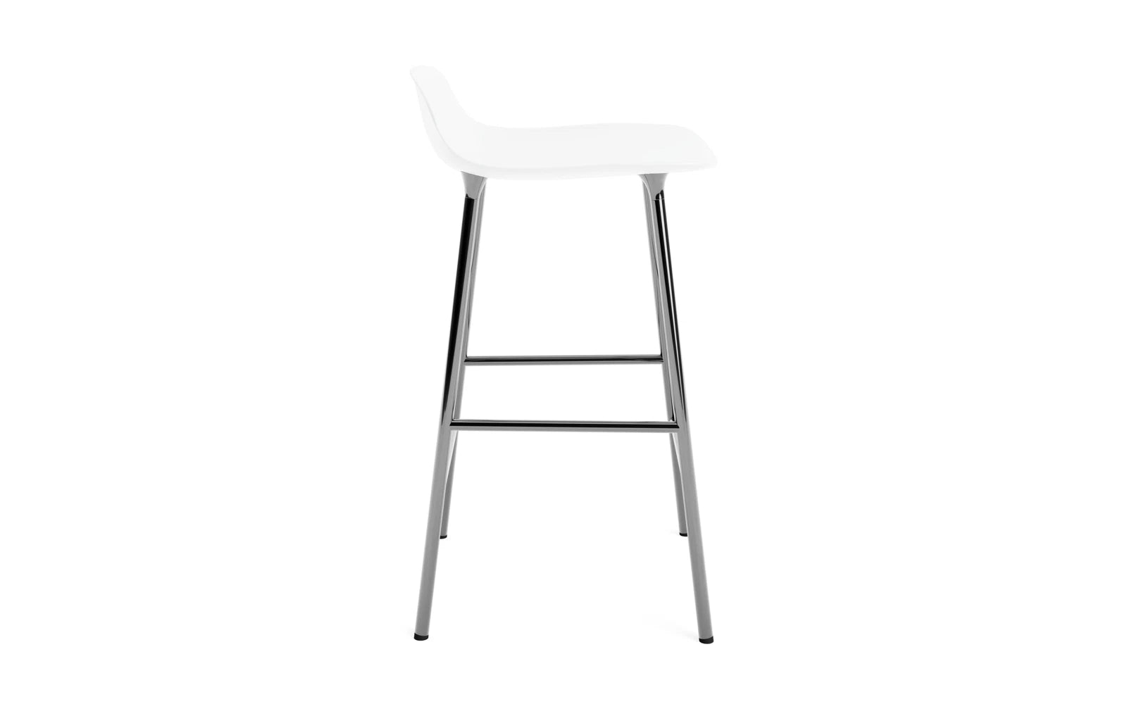 Stylischer Form Barhocker von Normann Copenhagen, ideal für moderne Bars und Küchen, vereint Komfort und zeitloses Design.
