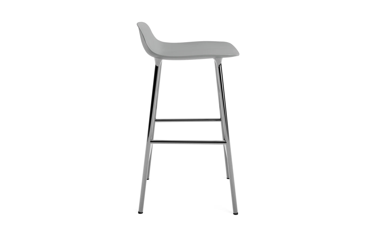 Moderner Form Barhocker von Normann Copenhagen, perfekt für trendige Bars und stilvolle Küchen, bietet eine harmonische Verbindung von Funktionalität und Ästhetik.