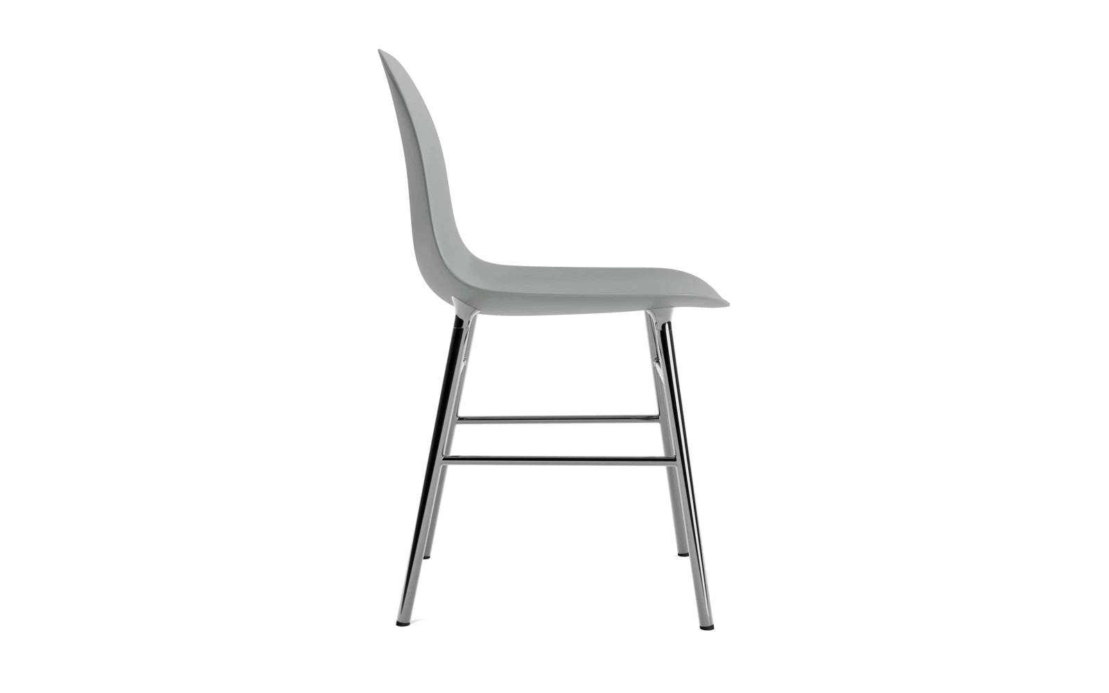 Moderner Form Stuhl von Normann Copenhagen, der durch seine klare Linienführung und bequeme Sitzfläche besticht, perfekt für stilvolle Räume.