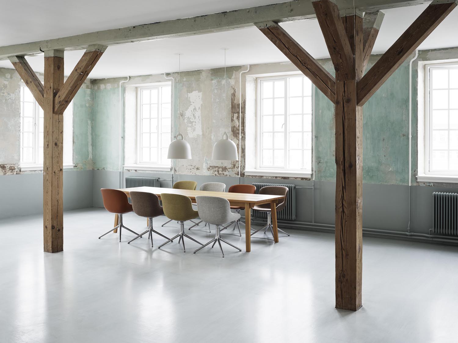 Entdecken Sie den Hyg Drehsessel Aluminium Sand von Normann Copenhagen – stilvolles Design trifft auf höchsten Komfort. Ideal für Ihr Zuhause!