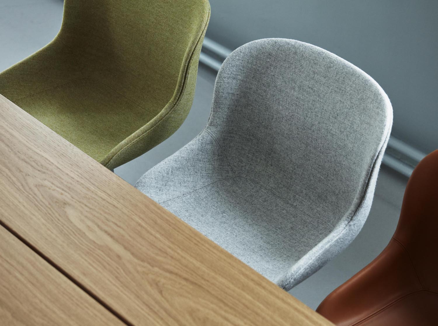 Erleben Sie den Hyg Drehsessel Aluminium Sand von Normann Copenhagen – ein eleganter Sessel, der Gemütlichkeit und modernes Design vereint.