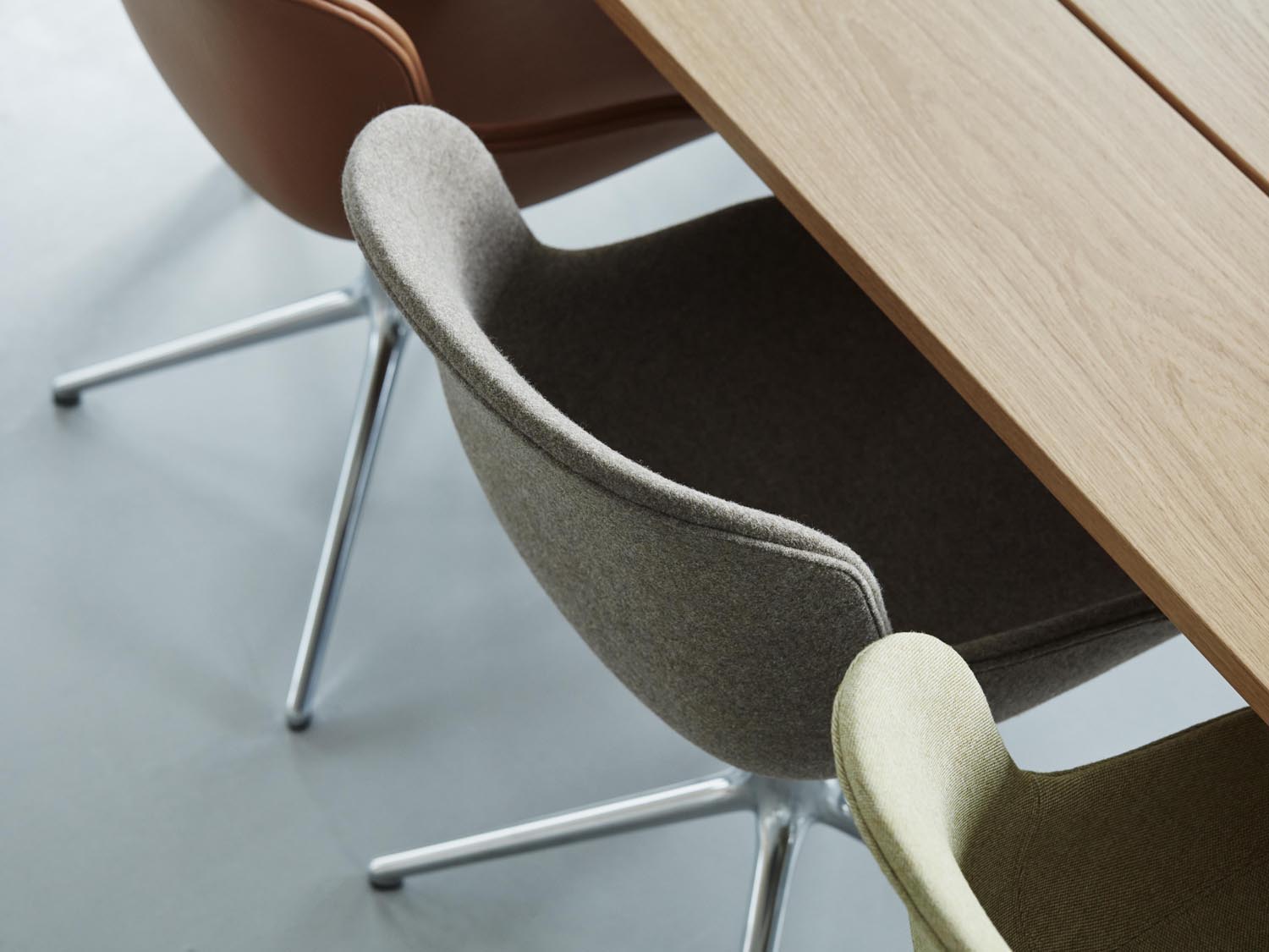 Genießen Sie den Hyg Drehsessel in Sand und schwarzem Aluminium – ein stilvolles Möbelstück, das Komfort und skandinavische Eleganz vereint.