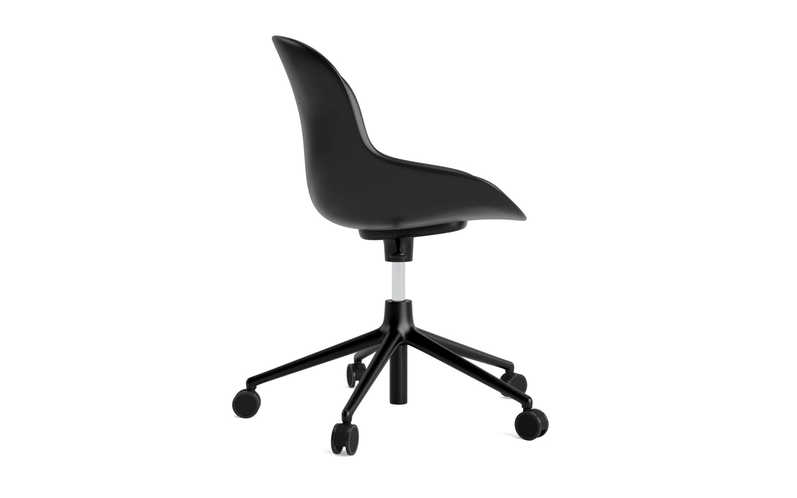 Eleganter Hyg Drehstuhl mit Rollen von Normann Copenhagen, perfekt für kreative Arbeitsumgebungen, kombiniert Komfort und modernes Design.